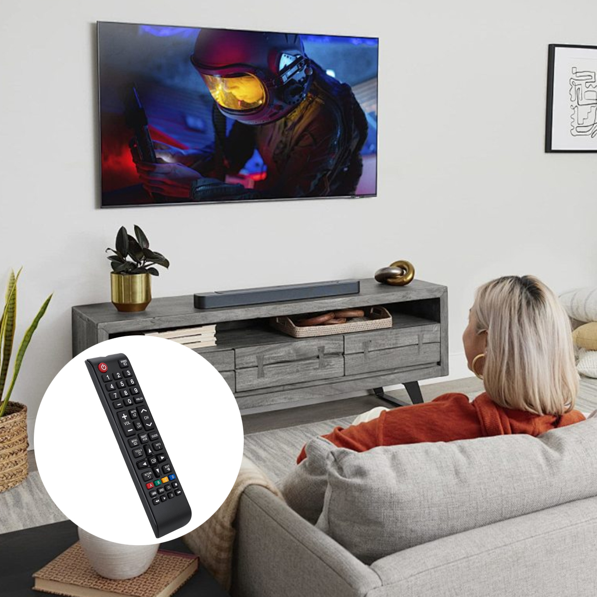 Eine Frau sieht fern. Eine Fernbedienung ist im Vordergrund. Der Fernseher zeigt einen Astronauten. Möbel und Pflanzen im Hintergrund.