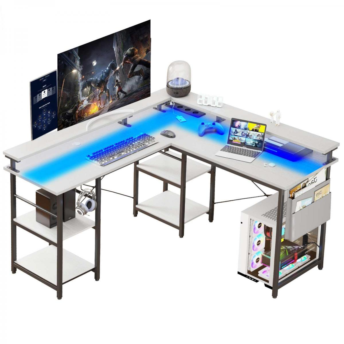 Gaming-Schreibtisch mit Computer, Monitor, Tastatur, Maus und Zubehör. Blaue Akzente.