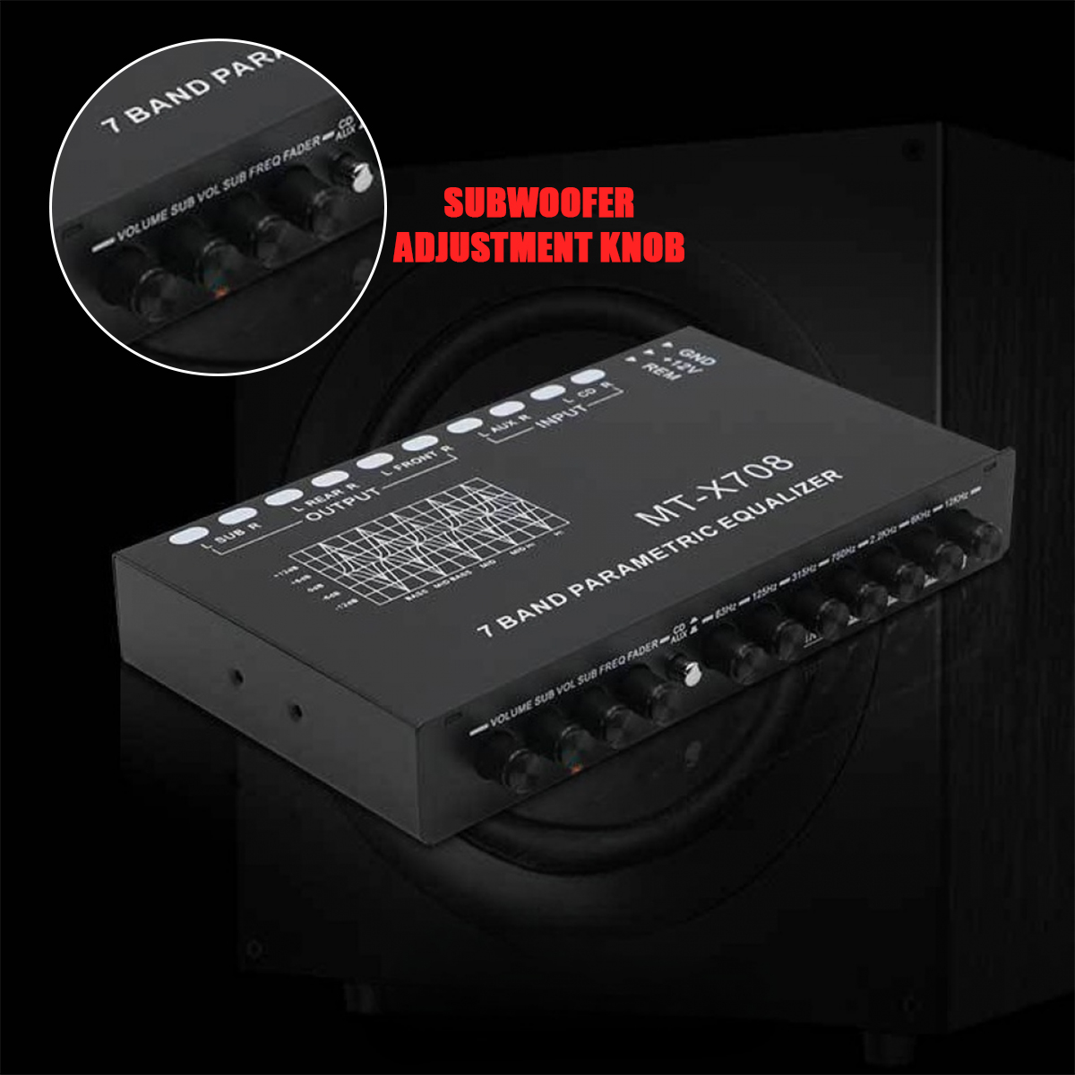 Schwarzer Audio-Equalizer mit mehreren Knöpfen, Beschriftungen und einem Diagramm. Ein Subwoofer-Einstellknopf wird hervorgehoben. Der Hintergrund ist dunkel.