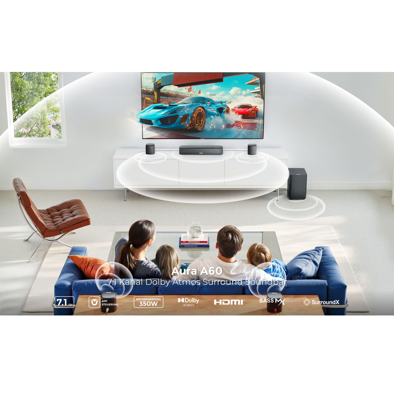 Wohnzimmerszene mit Familie beim Fernsehen. Ein Soundbar-Setup wird vorgestellt. Der Fernseher zeigt eine Rennwagenszene. Vorne ist ein blaues Sofa.