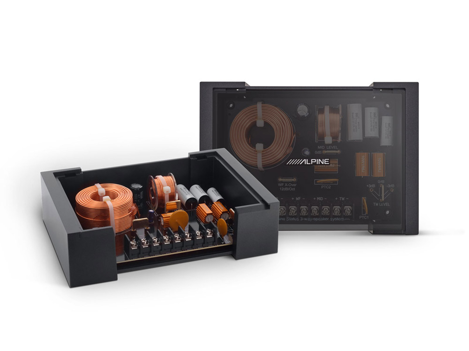 Zwei schwarze Audiokomponentenboxen mit Kupferspulen, Kondensatoren und elektronischen Komponenten auf weißem Hintergrund.