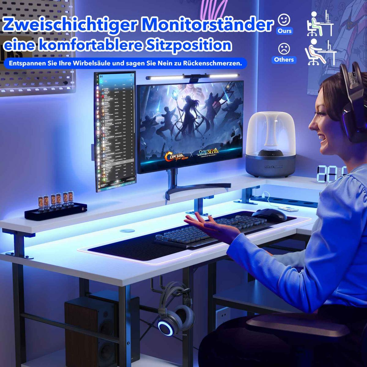 Eine Frau sitzt an einem Gaming-Schreibtisch mit zwei Monitoren. Ein Headset hängt, und eine leuchtende Lampe steht auf dem Schreibtisch. Text ist auf Deutsch.