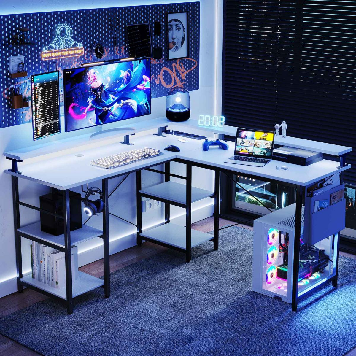 Gaming-Setup mit weißem Schreibtisch, Monitoren, Tastatur und Computerturm. Der Raum hat blaue Umgebungsbeleuchtung und ein Fenster.