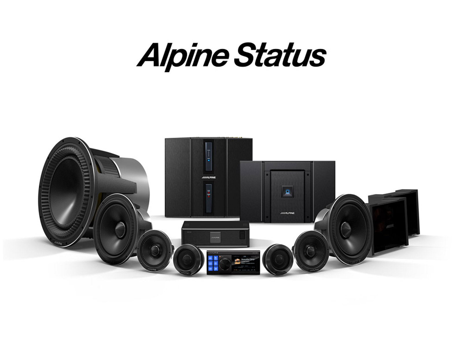 Das Bild zeigt Alpine Status Audioausrüstung, einschließlich Lautsprecher und Verstärker, vor weißem Hintergrund. Der Text 'Alpine Status' steht oben.