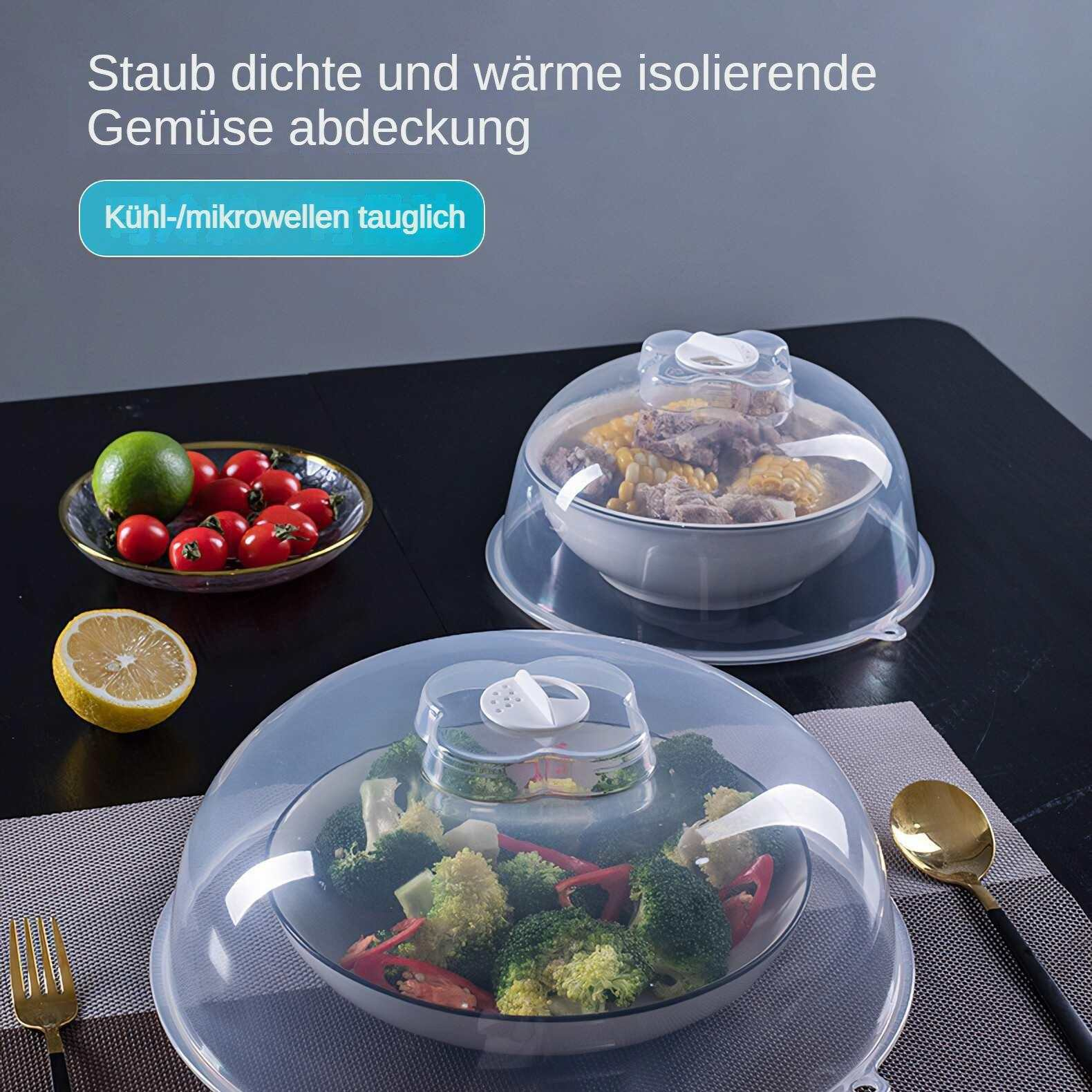 Gerichte mit transparenten Deckeln abgedeckt. Auch eine Zitrone, Limette, Tomaten und ein goldener Löffel sind sichtbar.