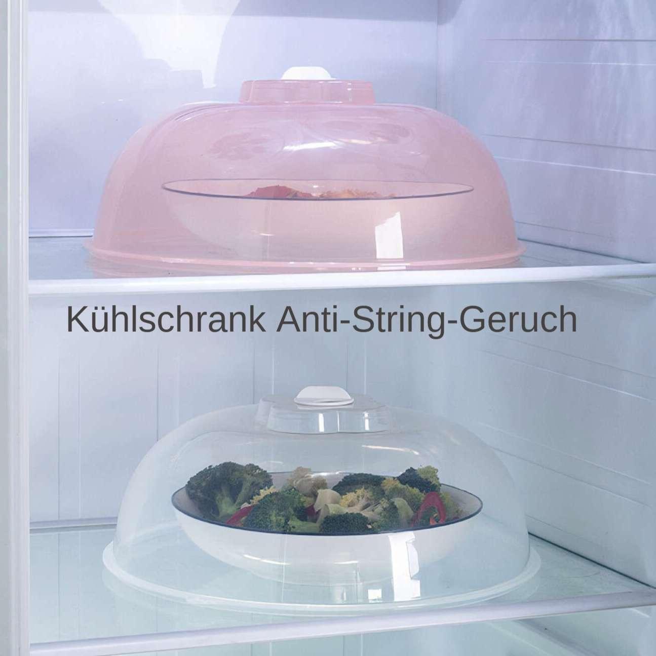 Ein Kühlschrankinnenraum zeigt zwei Schüsseln, die mit durchsichtigen und rosa Deckeln bedeckt sind. Eine enthält Brokkoli, die andere, unsichtbare Inhalte.