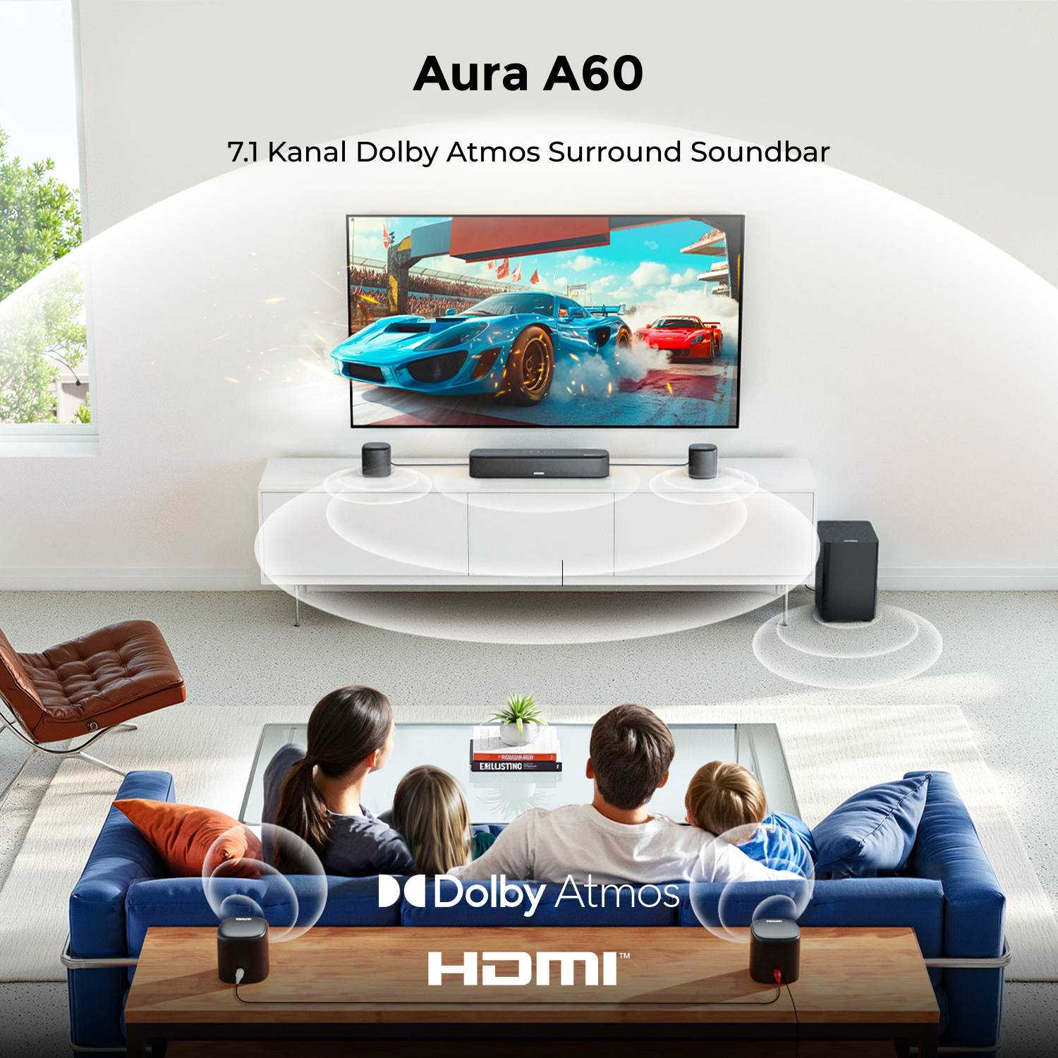Famiglia che guarda la TV con un soundbar. La TV mostra auto da corsa. La stanza ha un divano blu e un tavolino.