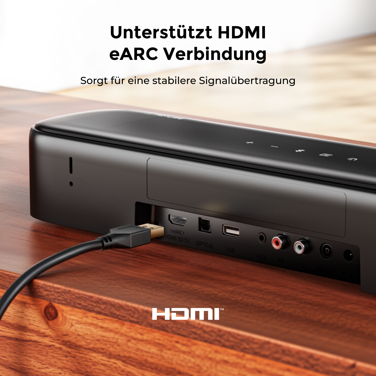 Nahaufnahme einer schwarzen Soundbar mit Anschlüssen, verbunden mit einem USB-Kabel auf Holz. Text: HDMI eARC Verbindung.