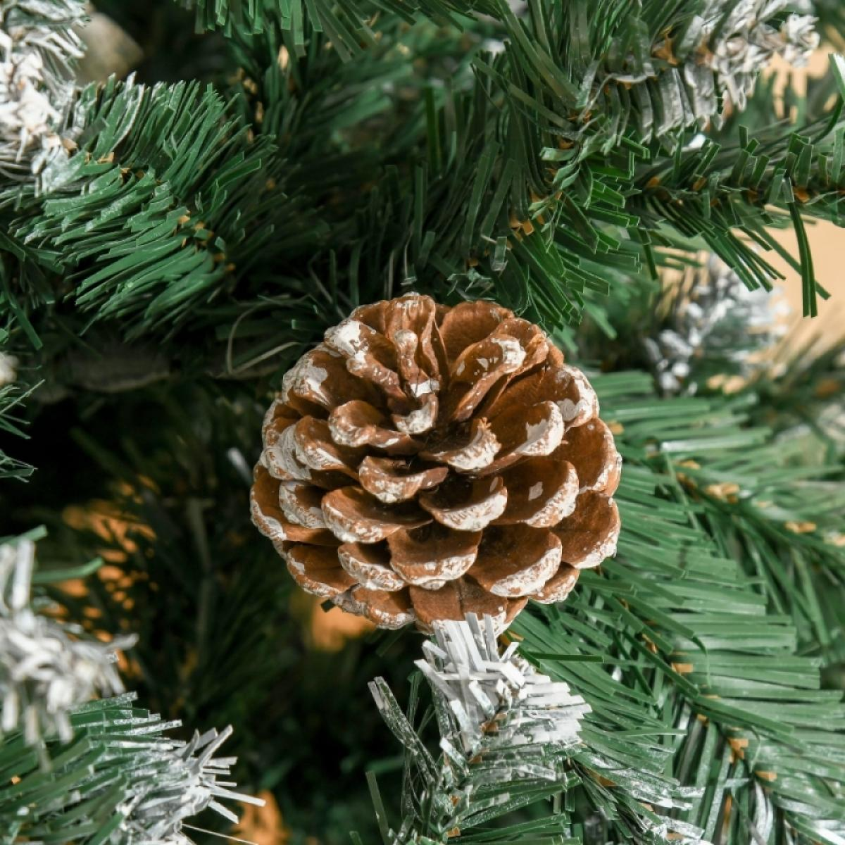Nahaufnahme eines braunen Tannenzapfens mit weißen Rändern auf einem grünen Weihnachtsbaum mit gefrorenen Zweigen.