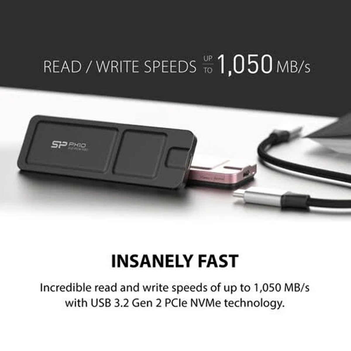 Czarny i różowy zewnętrzny dysk twardy z kablem USB. Tekst brzmi 'prędkość odczytu/zapisu do 1050 MB/s' i 'Niesamowicie szybki'.
