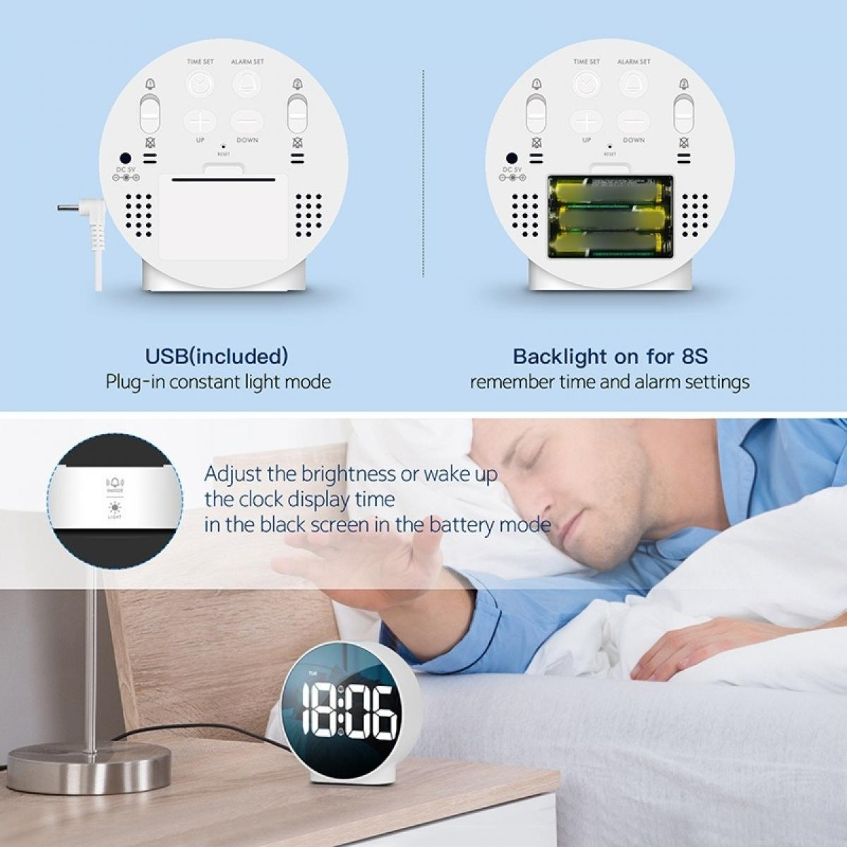 Eine weiße Digitaluhr mit der Anzeige 18:06 steht auf einem Nachttisch. Ein Mann schläft im Bett. Die Rückseite und die Funktionen der Uhr werden gezeigt.