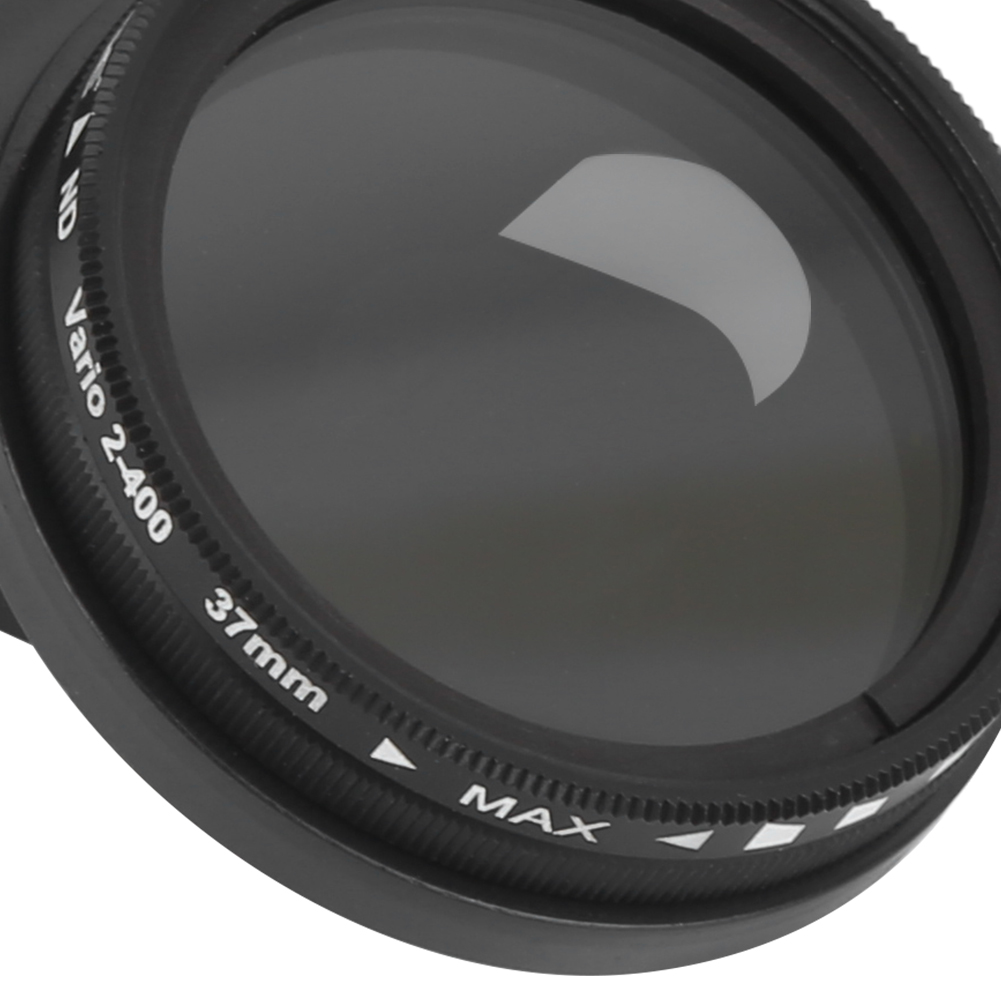 Nahaufnahme eines schwarzen Kameraobjektivfilters. Er hat Markierungen wie 'Vario 2-400', '37mm' und 'MAX'. Das Glas reflektiert Licht.
