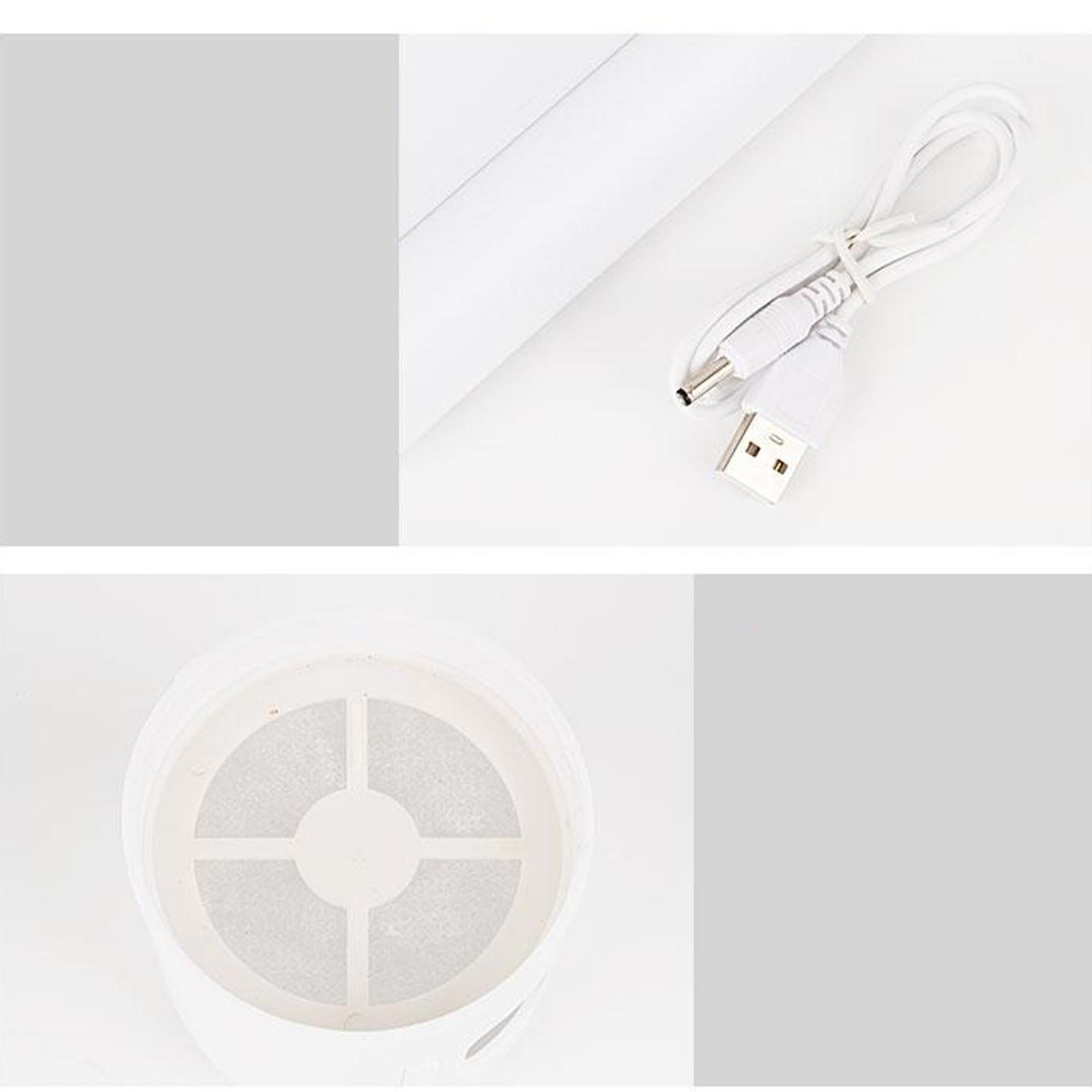 Das Bild zeigt ein weißes USB-Kabel, einen Filter und eine weiße Basis. Alles liegt auf einer weißen Oberfläche mit grauen Blöcken.