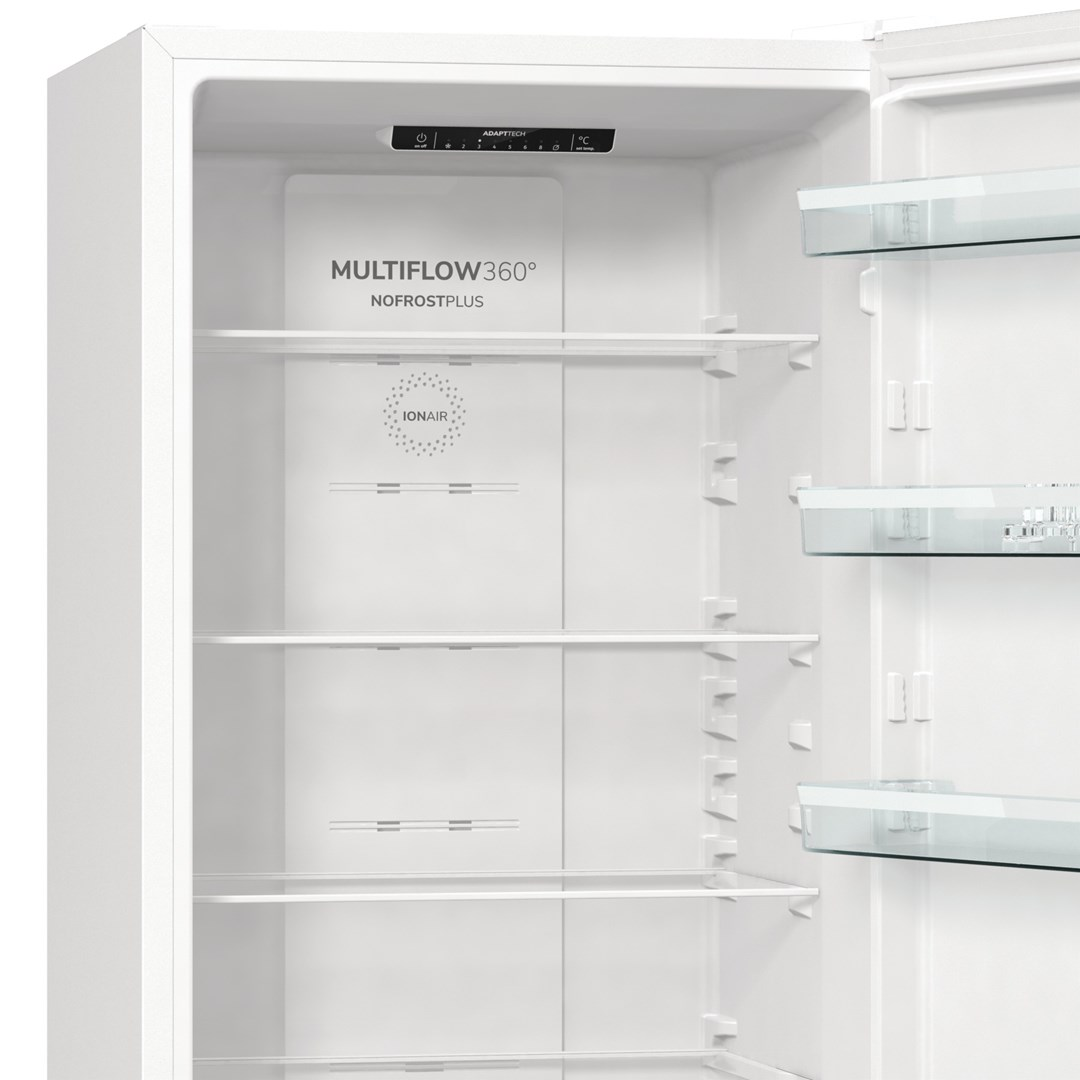 Offener weißer Kühlschrankinnenraum mit Regalen. Zu den Merkmalen gehören Multiflow 360°, IonAir und AdaptTech-Bedienfeld. Regale sind aus klarem Glas.