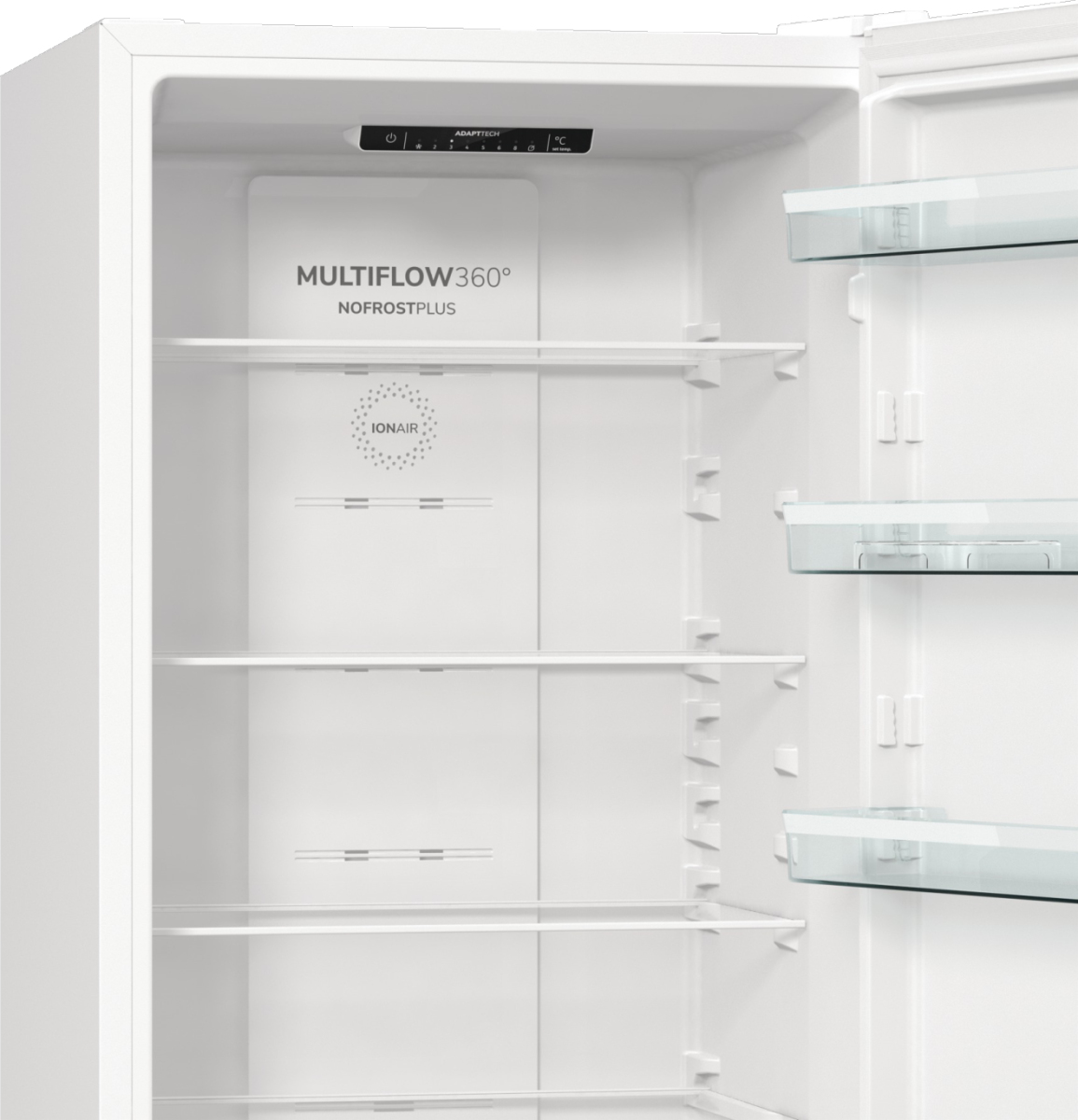 Offener weißer Kühlschrankinnenraum mit Glasböden. Merkmale sind AdaptTech, MultiFlow360° und IonAir. Leer, sauber und gut beleuchtet.