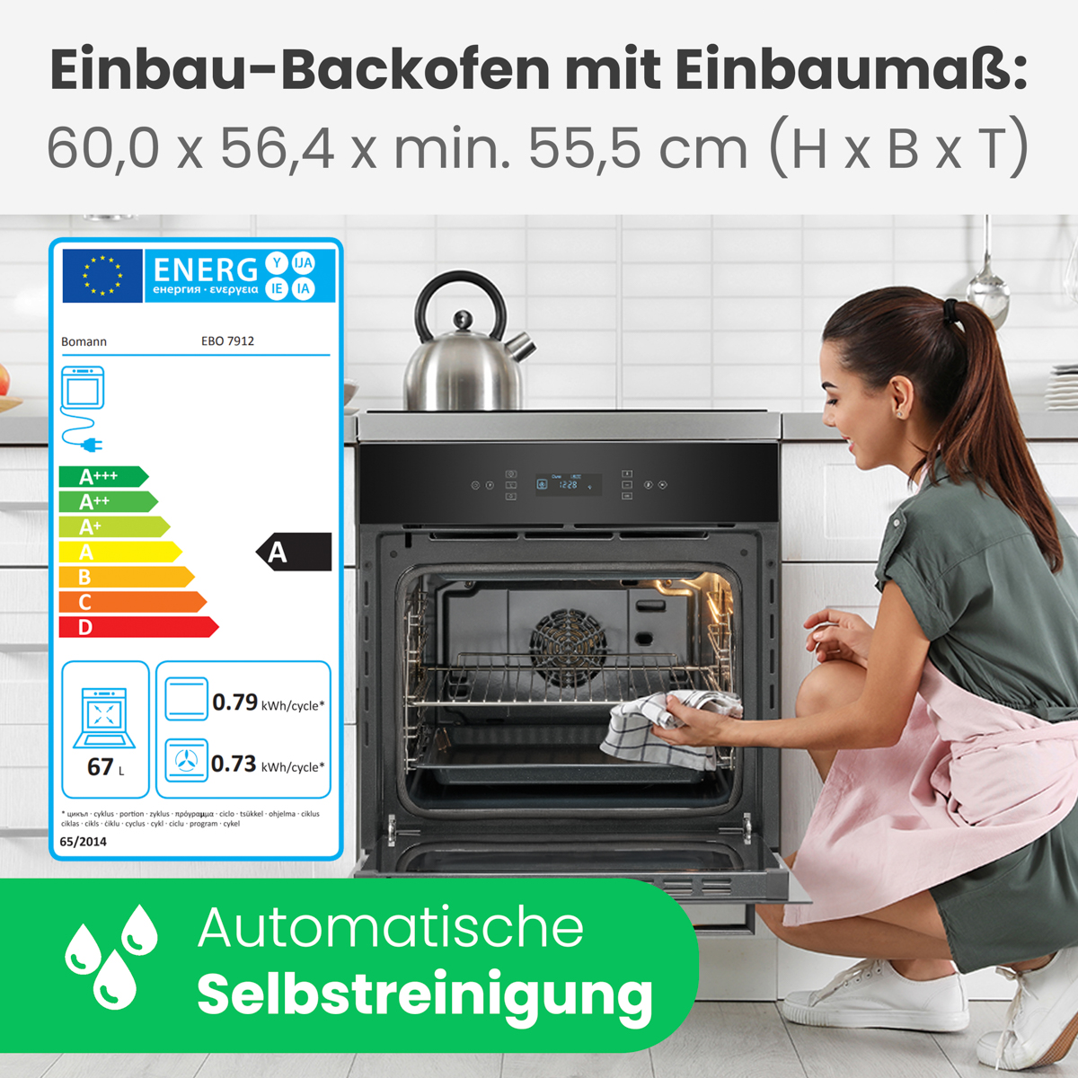 Eine Frau reinigt einen Backofen. Links befinden sich ein Energielabel und Text. Der Ofen ist eingebaut und hat Selbstreinigung.