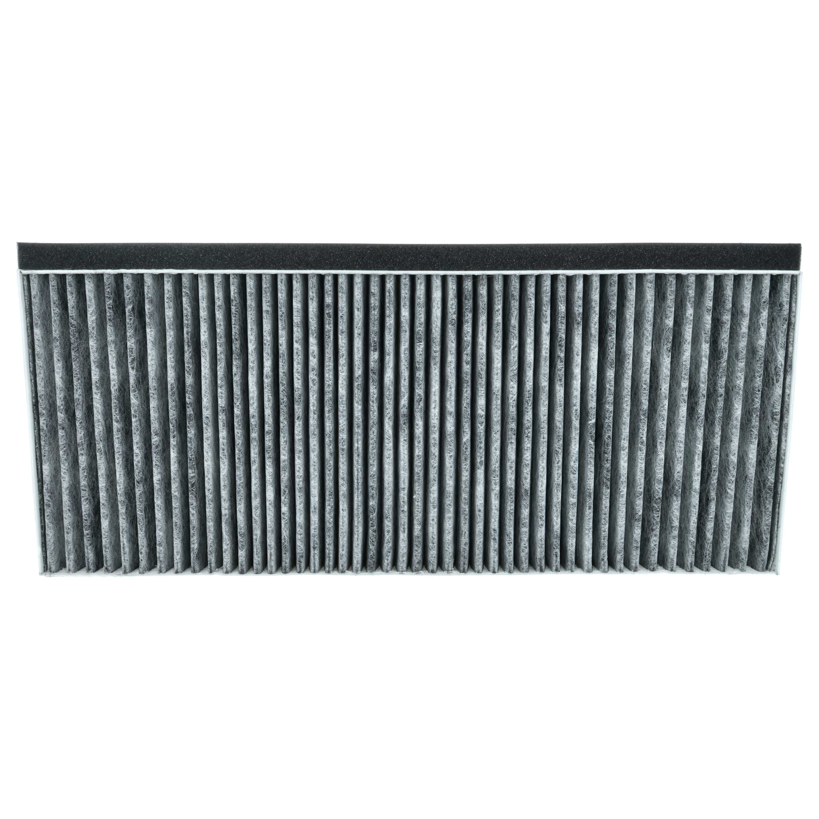 Ein Luftfilter mit vertikalem, gefaltetem Papier. Es hat einen schwarzen Schaumstoffrand. Weißer Hintergrund.