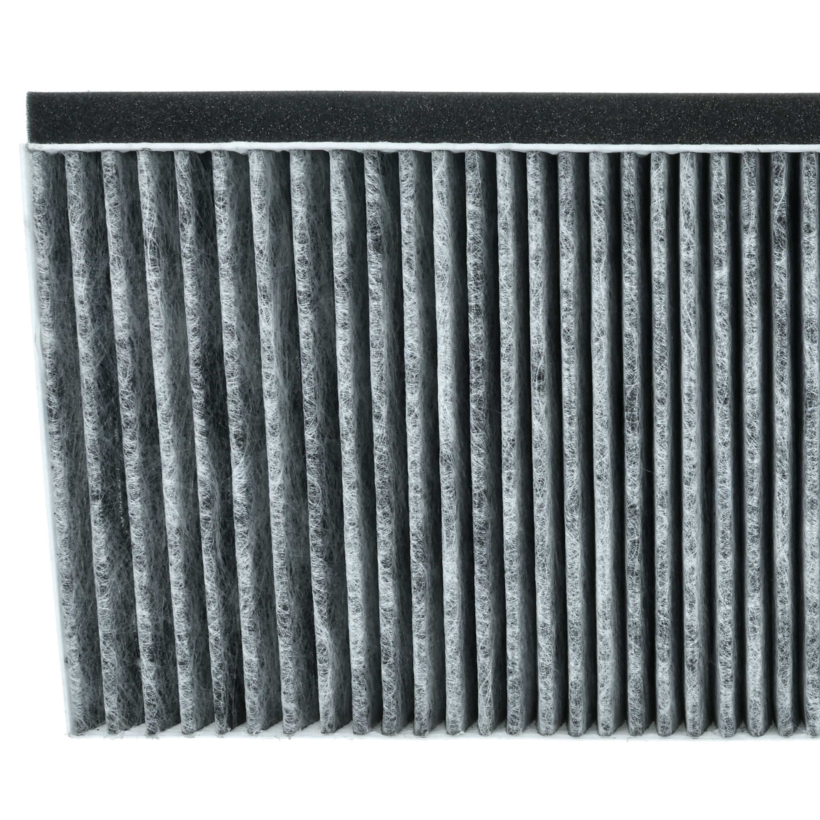 Nahaufnahme eines Auto-Luftfilters, graues, plissiertes Material mit schwarzem Schaumstoffrand, vor weißem Hintergrund.