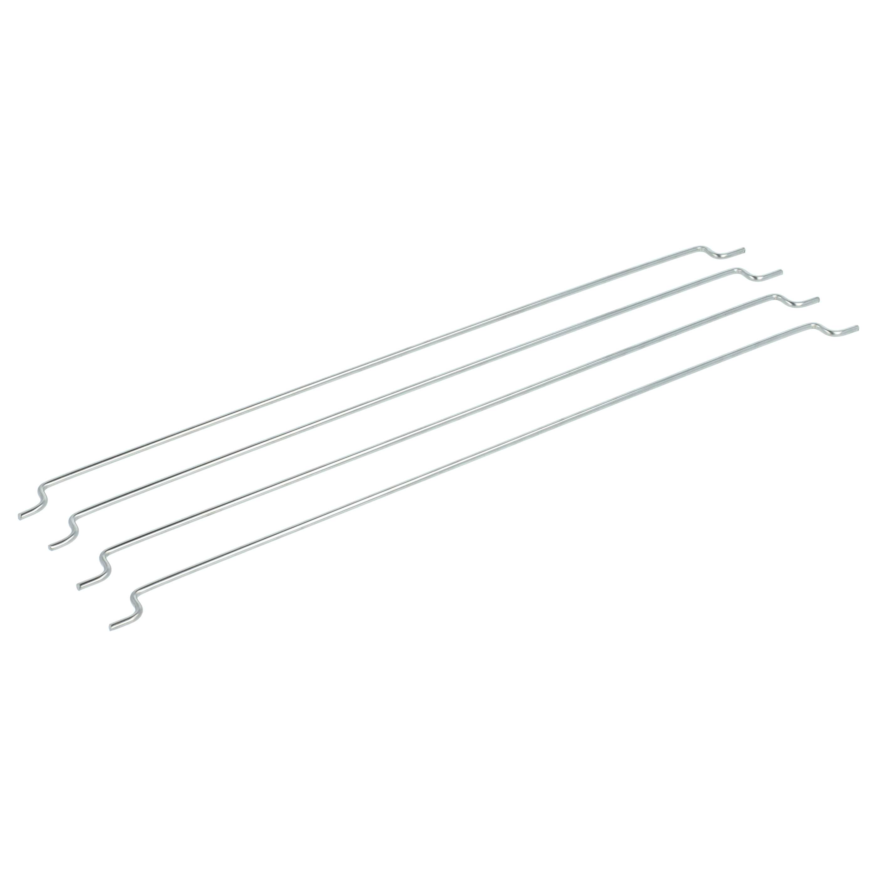 Vier silberne Metallstäbe mit gebogenen Enden liegen diagonal auf einer weißen Oberfläche.
