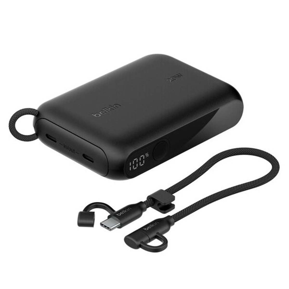 Un power bank Belkin nero con un cavo USB-C. Il power bank mostra il 100%. Il cavo ha due estremità e un anello.