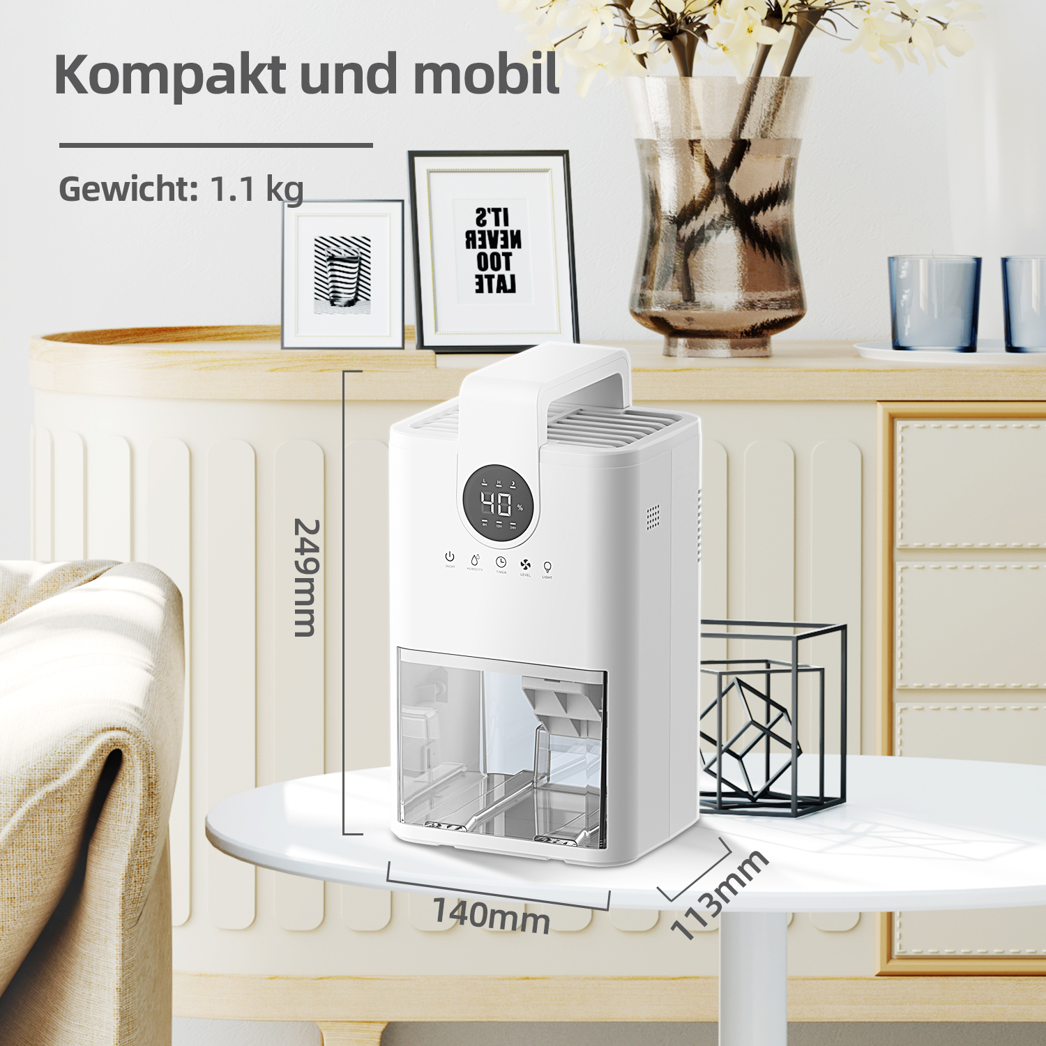 Ein weißer Luftreiniger steht auf einem weißen Tisch. Es hat ein digitales Display und steht vor einem Schrank mit gerahmter Kunst.