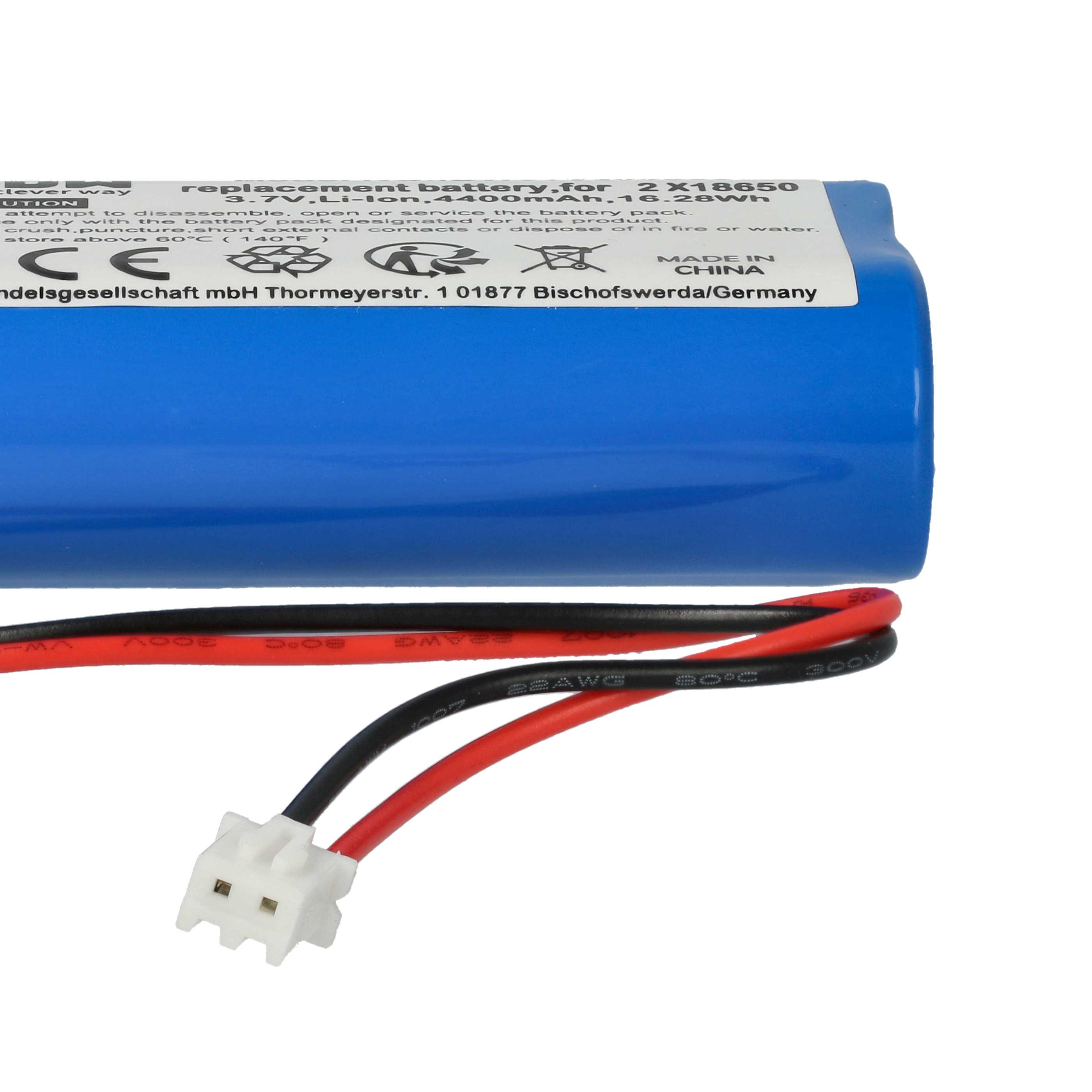 Ein blauer Akku mit schwarzen und roten Drähten und einem weißen Stecker. Text ist auf dem Akku sichtbar.