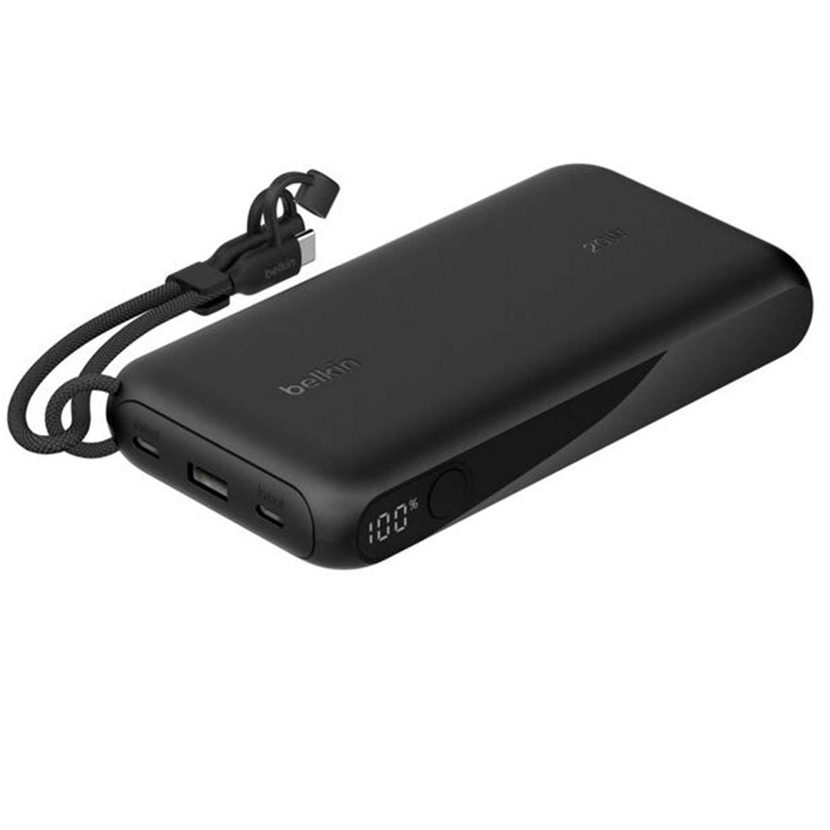 Power bank Belkin nero, cavo USB collegato. Mostra il 100% di carica. Sullo sfondo, una superficie bianca.