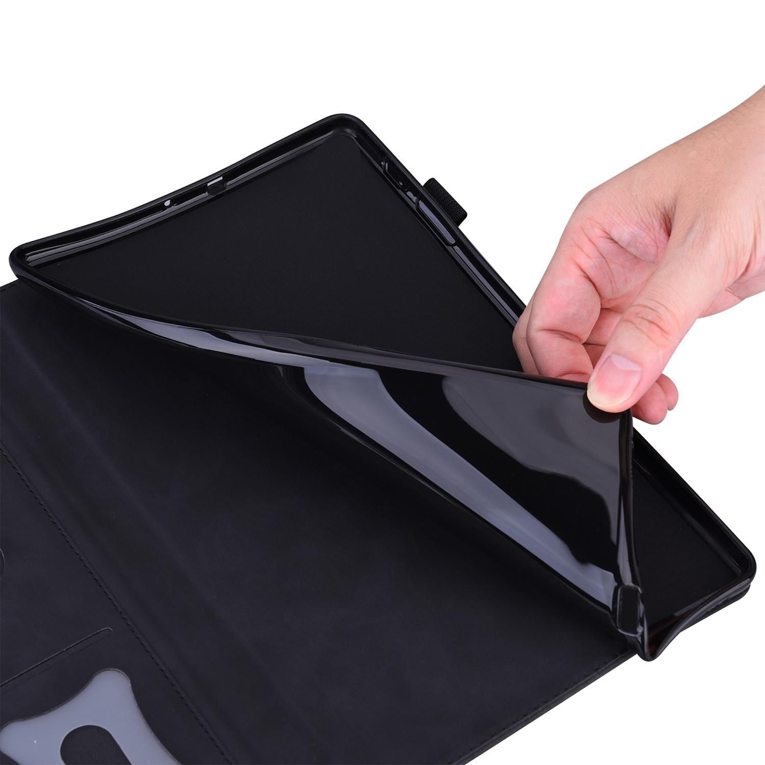 Una mano abre una funda negra para tableta. La funda está abierta, revelando la tableta. El fondo es blanco.