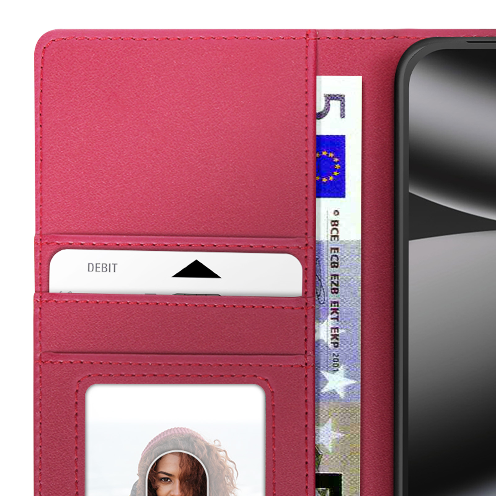 Un étui portefeuille rouge avec un billet de 5 euros, une carte de débit et un smartphone. Une photo de femme est visible.