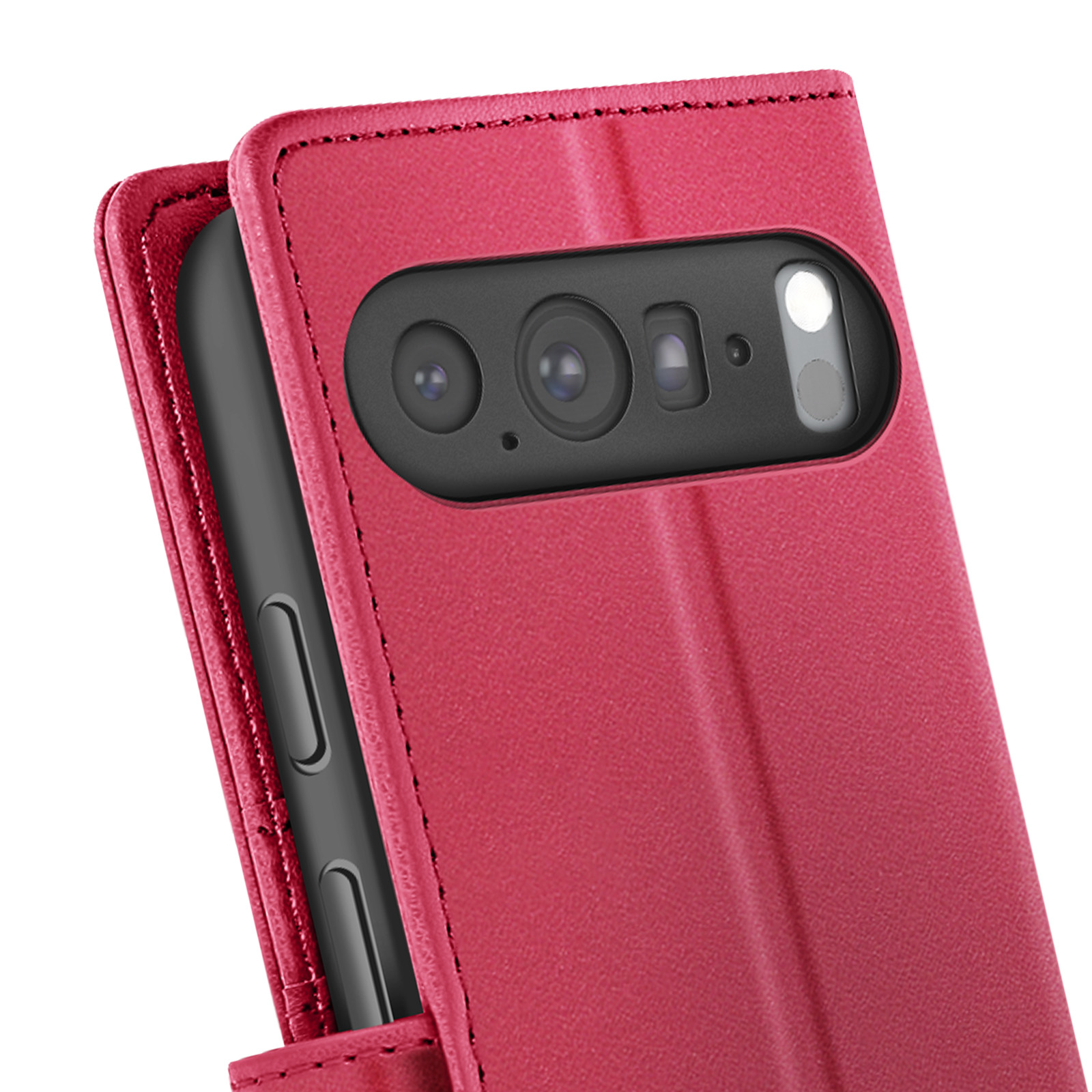 Un étui de téléphone rouge avec un téléphone à l'intérieur est présenté. L'étui a une découpe pour l'appareil photo. Le fond est blanc.