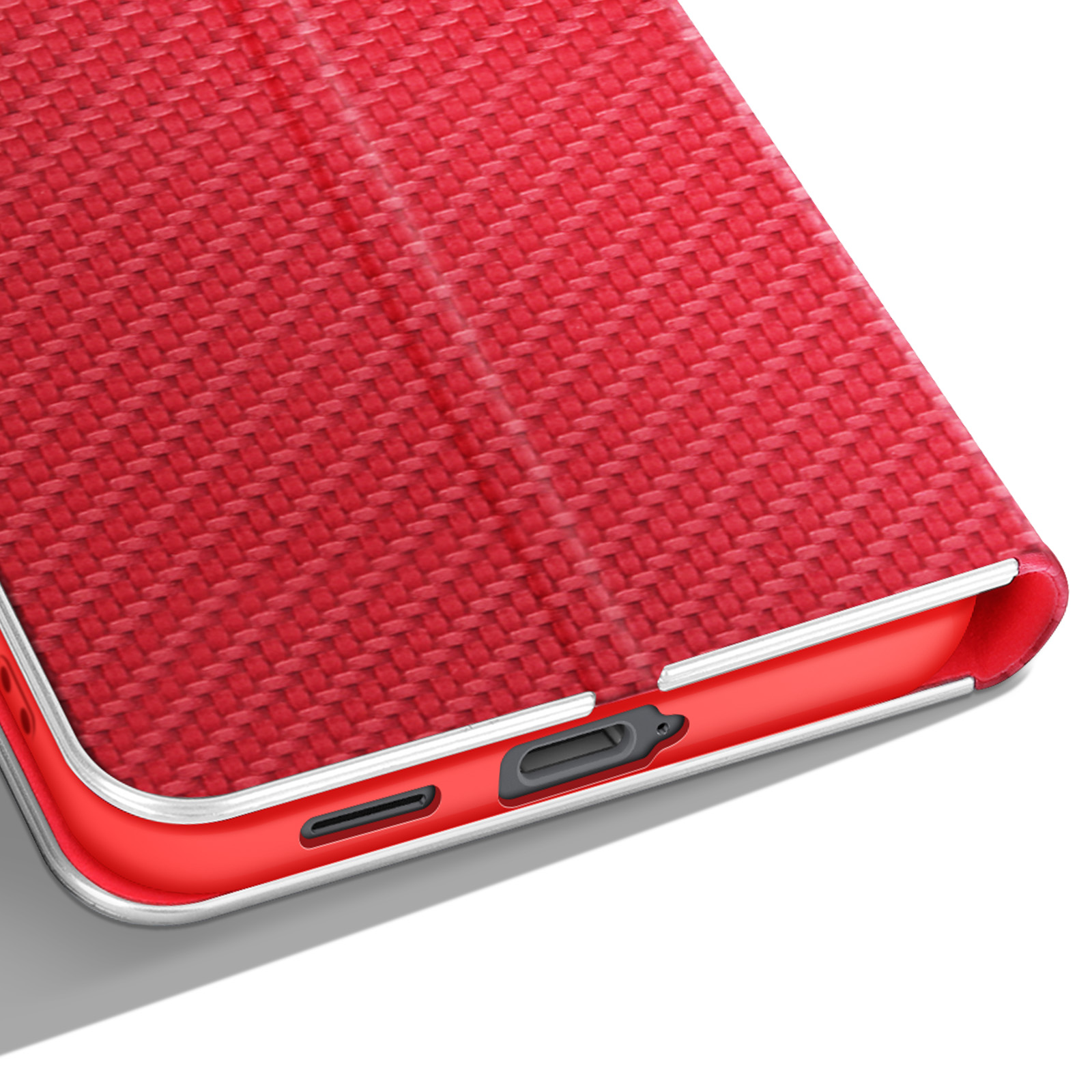 Primo piano di una custodia rossa per telefono con superficie strutturata, che mostra il bordo con intagli per le porte e una finitura argentata.