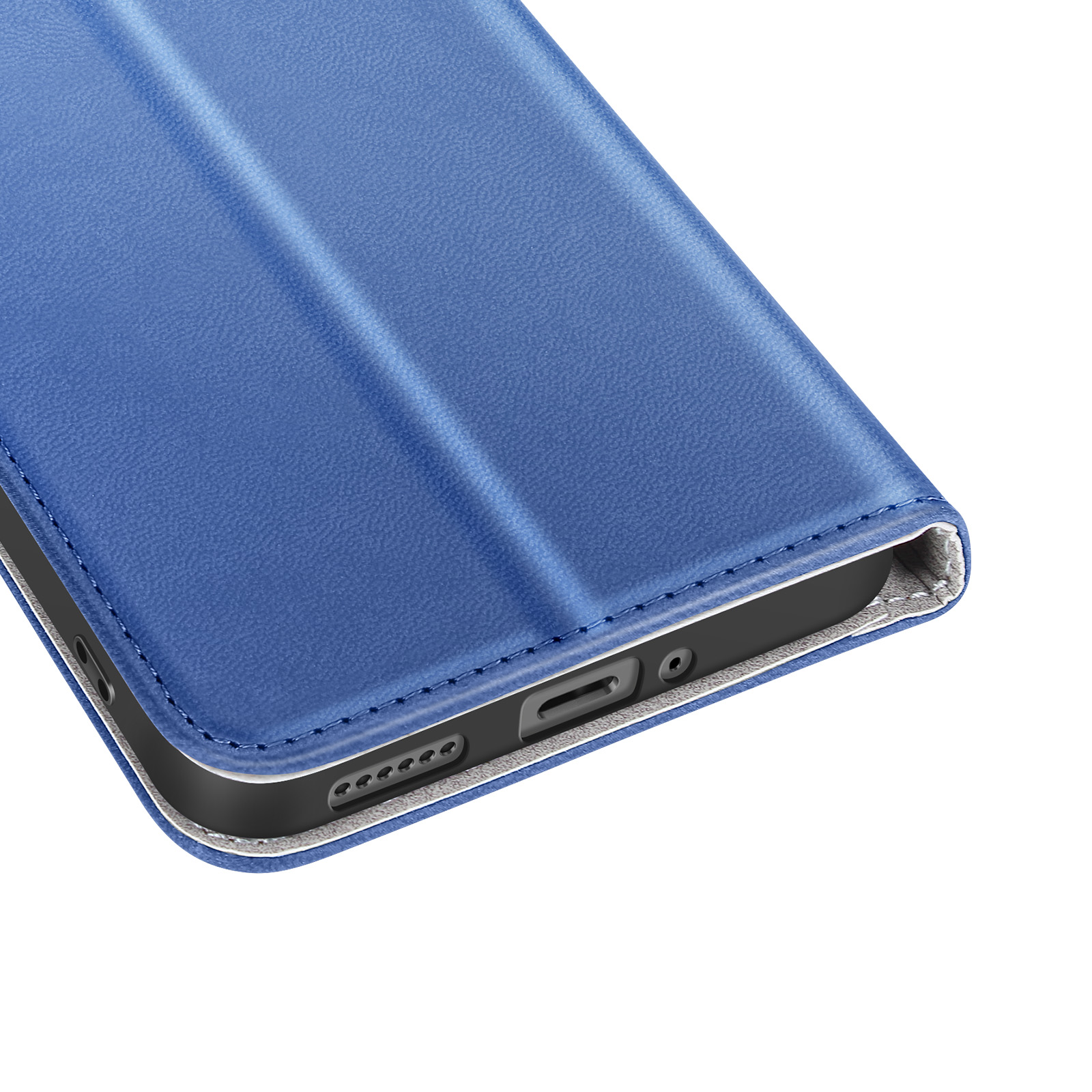 Una custodia blu per telefono con superficie strutturata, ripiegata. La custodia ha cuciture e sfondo bianco.