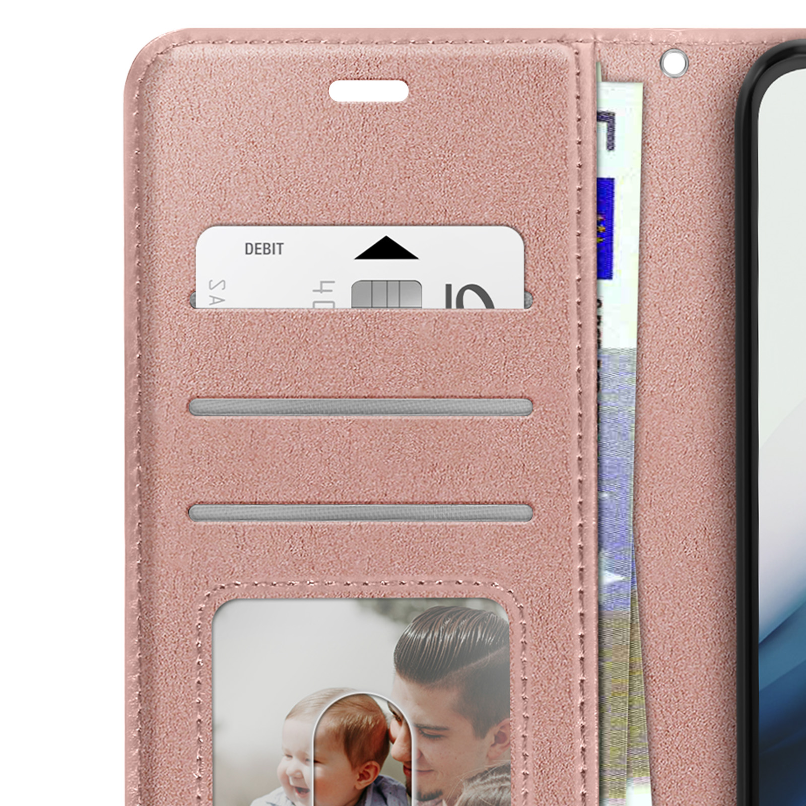 Eine rosa Handyhülle mit Kartenfächern, einer Debitkarte, einem Foto und einer Rechnung. Auf der rechten Seite ist ein Telefon zu sehen.