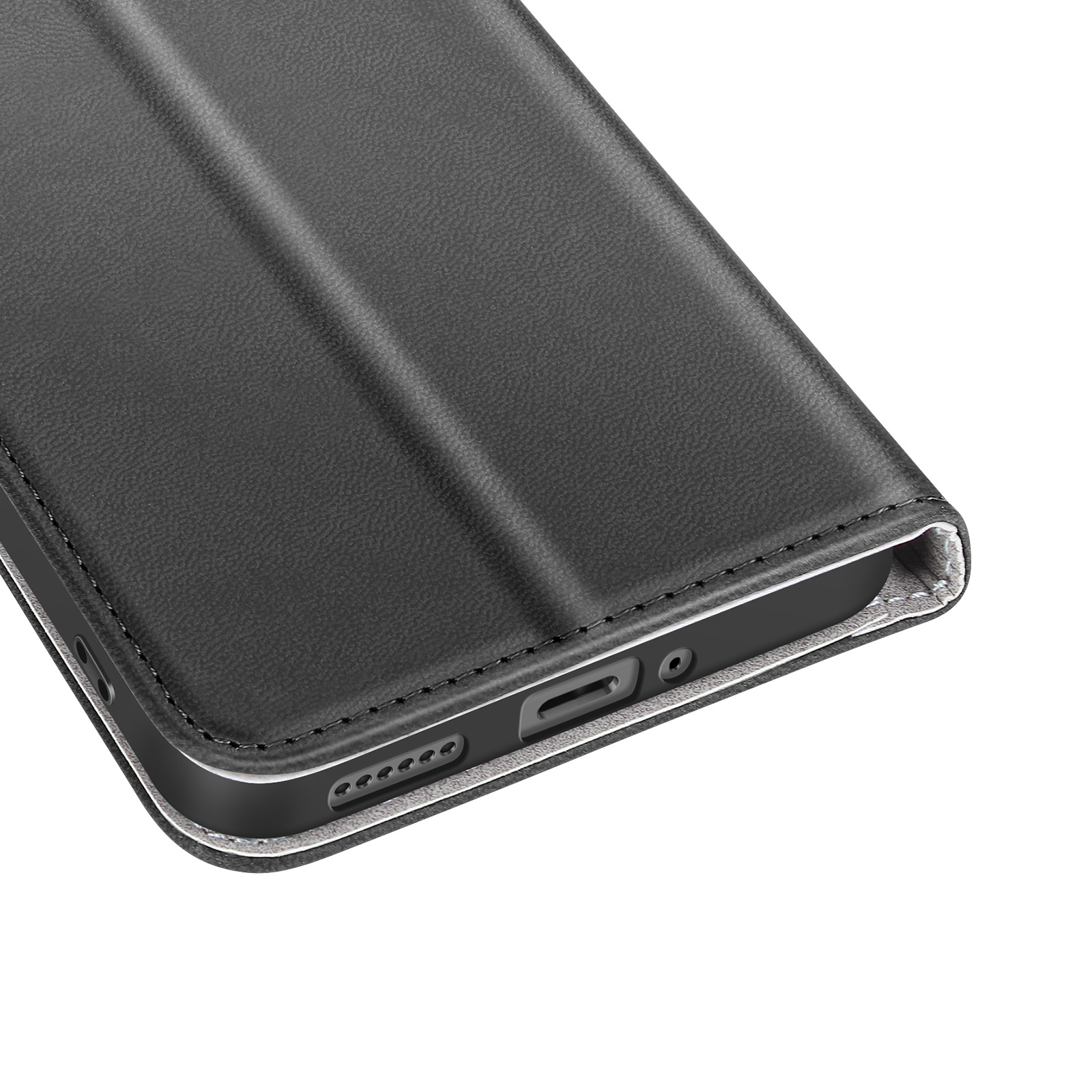 Primo piano di una custodia per telefono nera. Pelle strutturata, con cuciture e ritagli per un telefono.