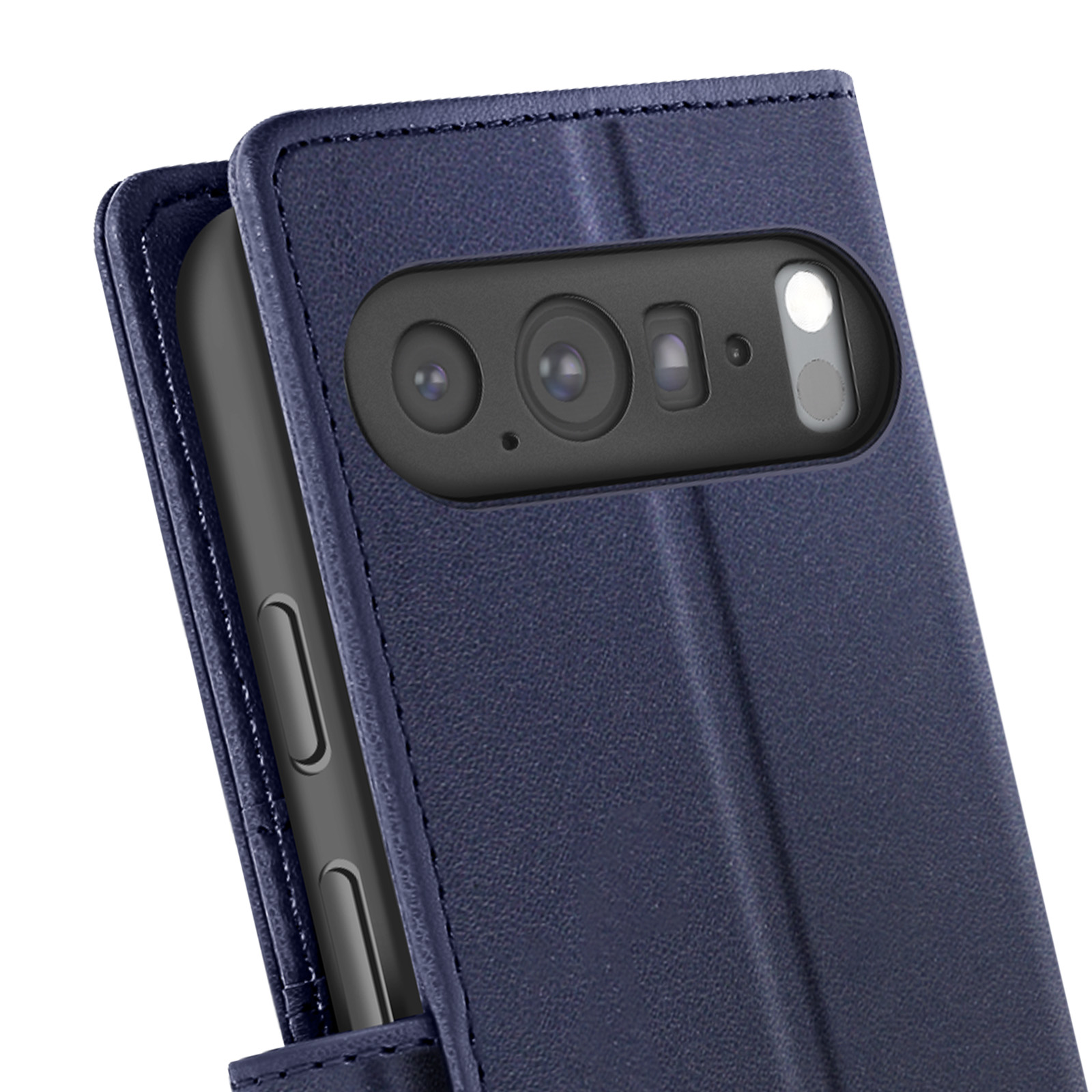 Un étui de téléphone bleu foncé ouvert, révélant un téléphone noir. Les lentilles de l'appareil photo sont visibles.