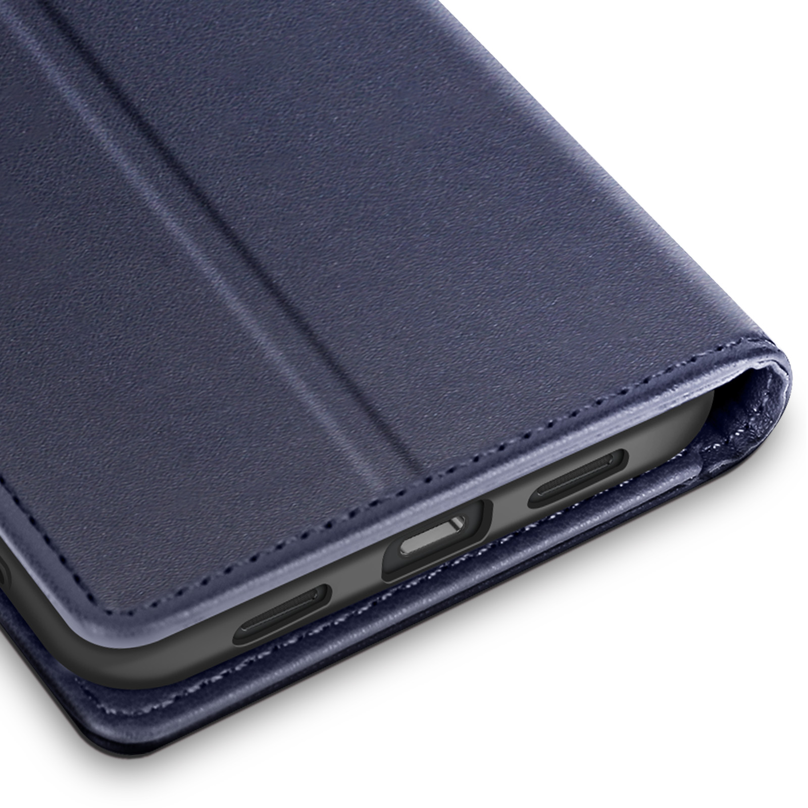 Un étui de téléphone bleu marine est ouvert, révélant le bord du téléphone. Il est sur une surface blanche.
