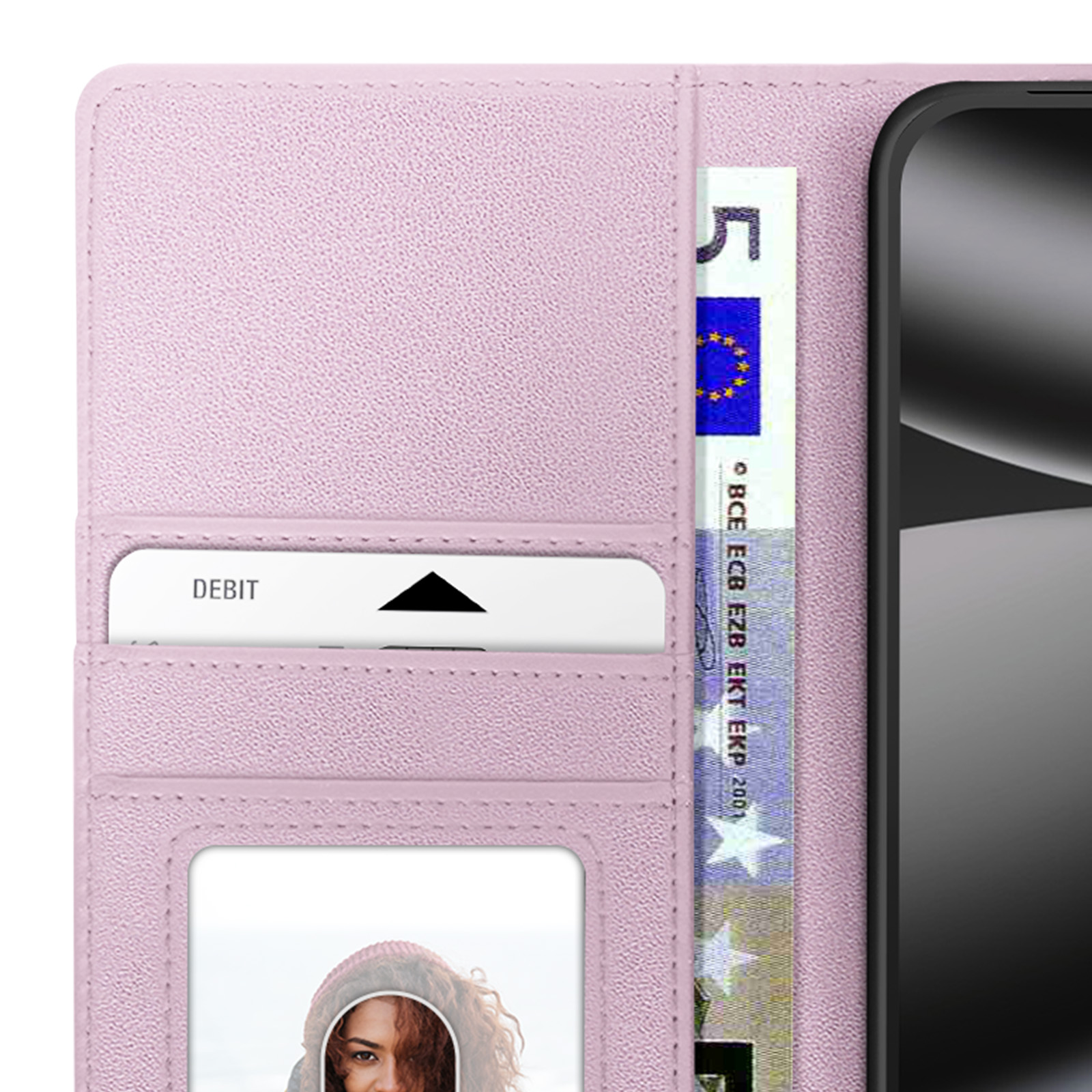 Een roze telefoonhoesje met een pinpas, een biljet van 5 euro en een foto van een vrouw.