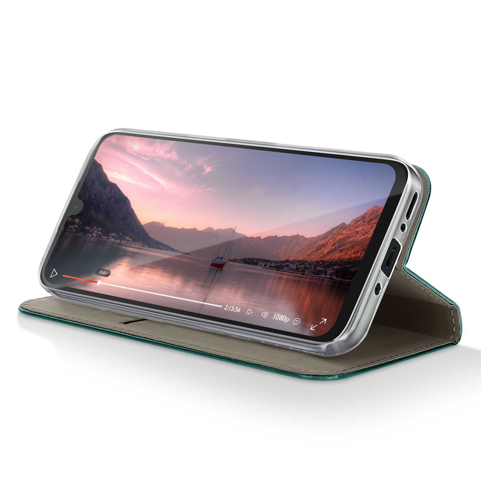 Un smartphone affiche une vidéo d'une baie avec des montagnes et un voilier. Il est dans un étui vert d'eau, ouvert.