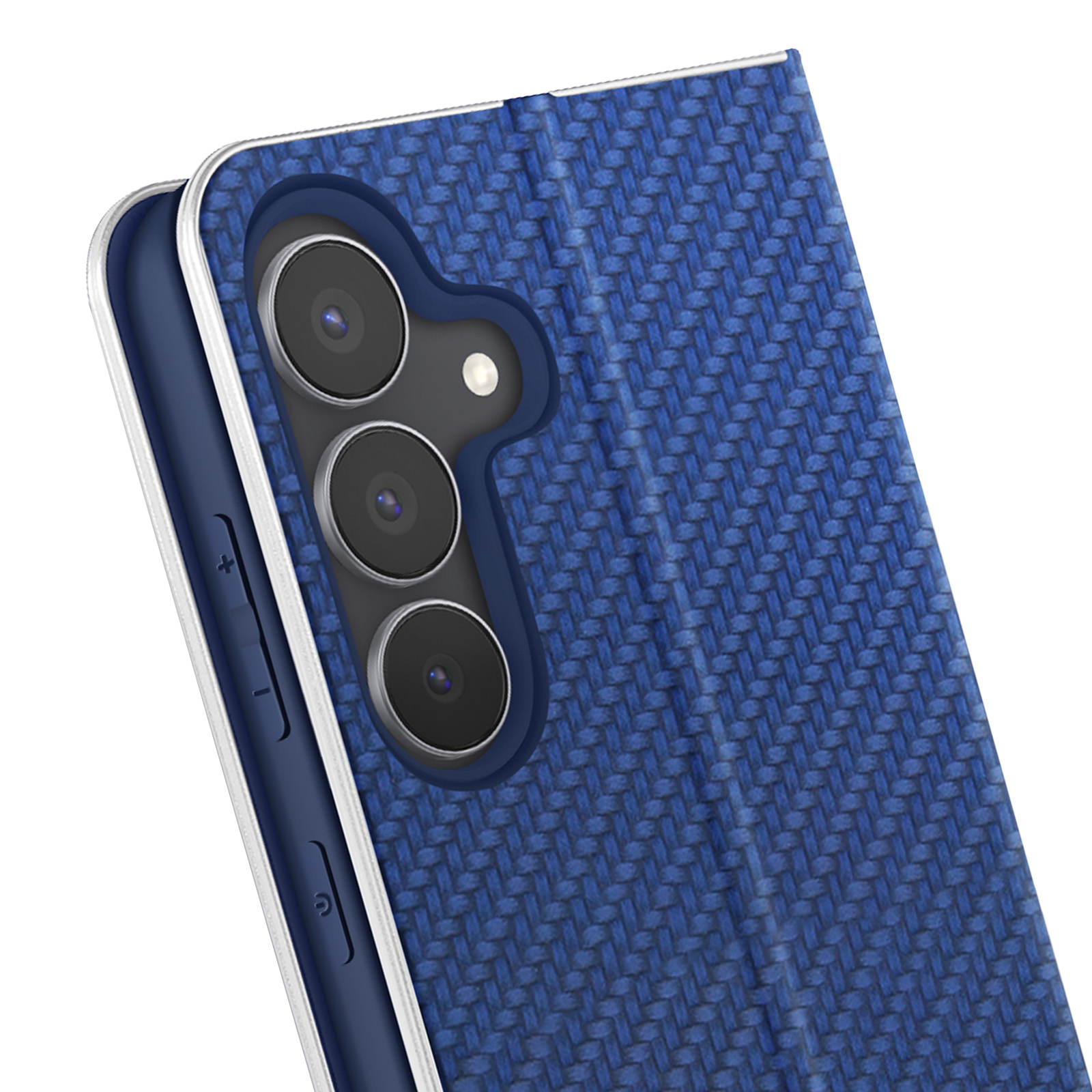 Primo piano di una custodia blu per telefono con trama intrecciata. Sono visibili tre obiettivi della fotocamera. La custodia è aperta.