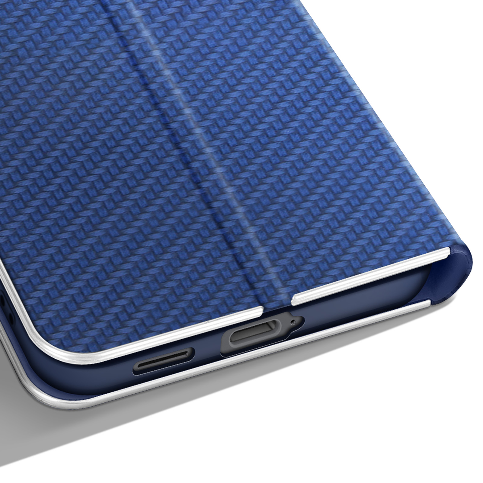 Primo piano di una custodia blu per telefono con texture intrecciata, parte del telefono visibile. Sfondo bianco e ombra.