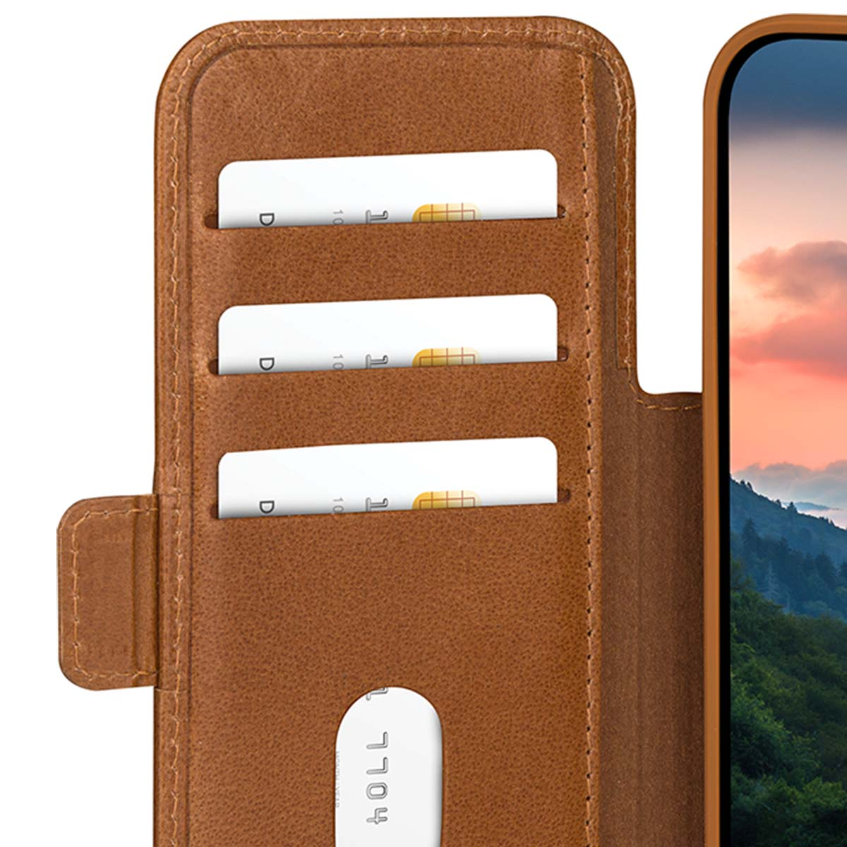 Un portafoglio in pelle marrone contiene carte. A destra, un telefono con vista sul tramonto. Il portafoglio ha fessure.