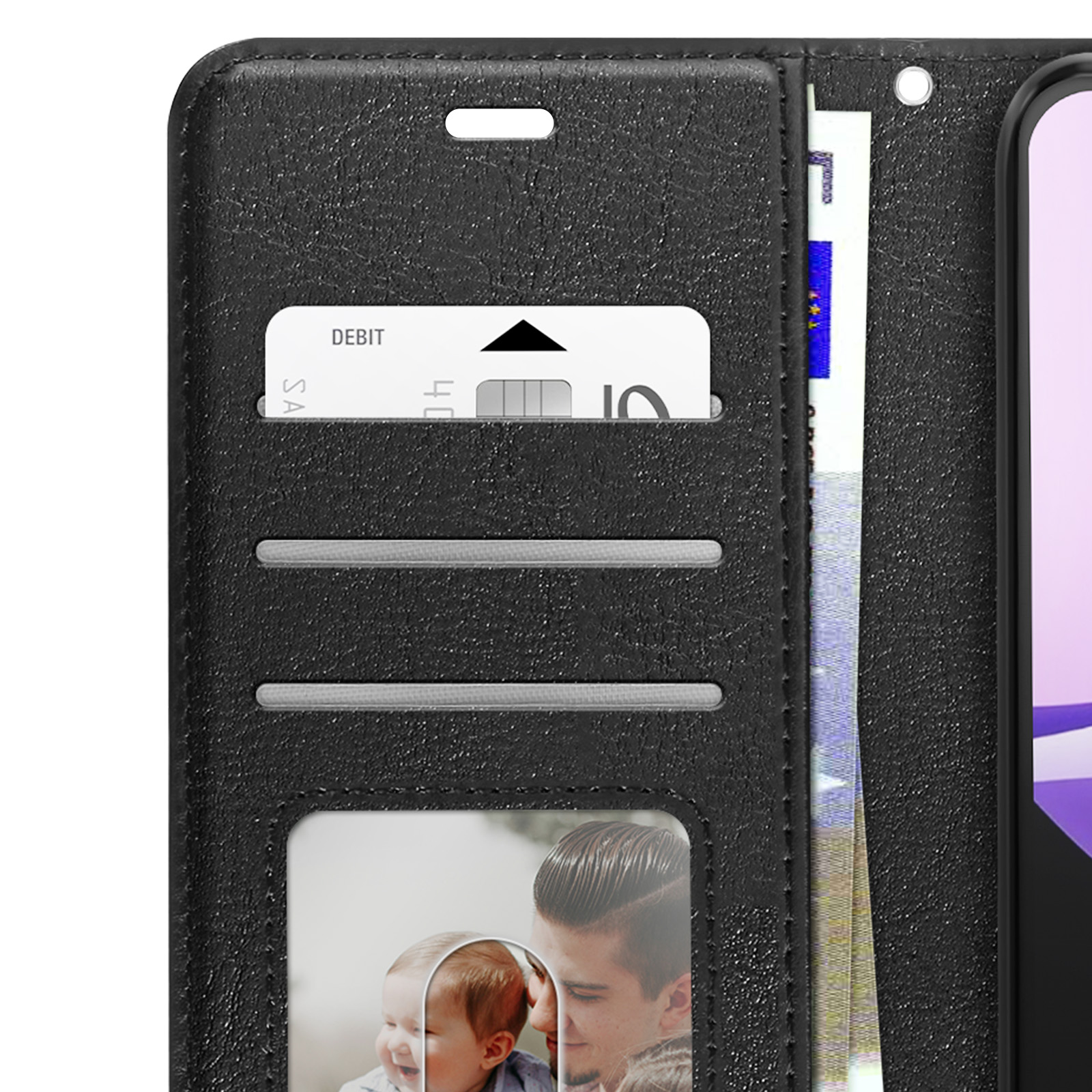 Portafoglio nero con fessura per carte e foto. È visibile una carta con la scritta 'DEBITO'. All'interno ci sono anche banconote in euro.