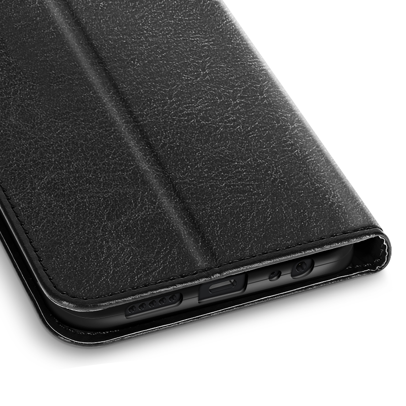 Primo piano di una custodia per telefono in pelle nera, superficie strutturata, con cuciture visibili e porte del dispositivo.