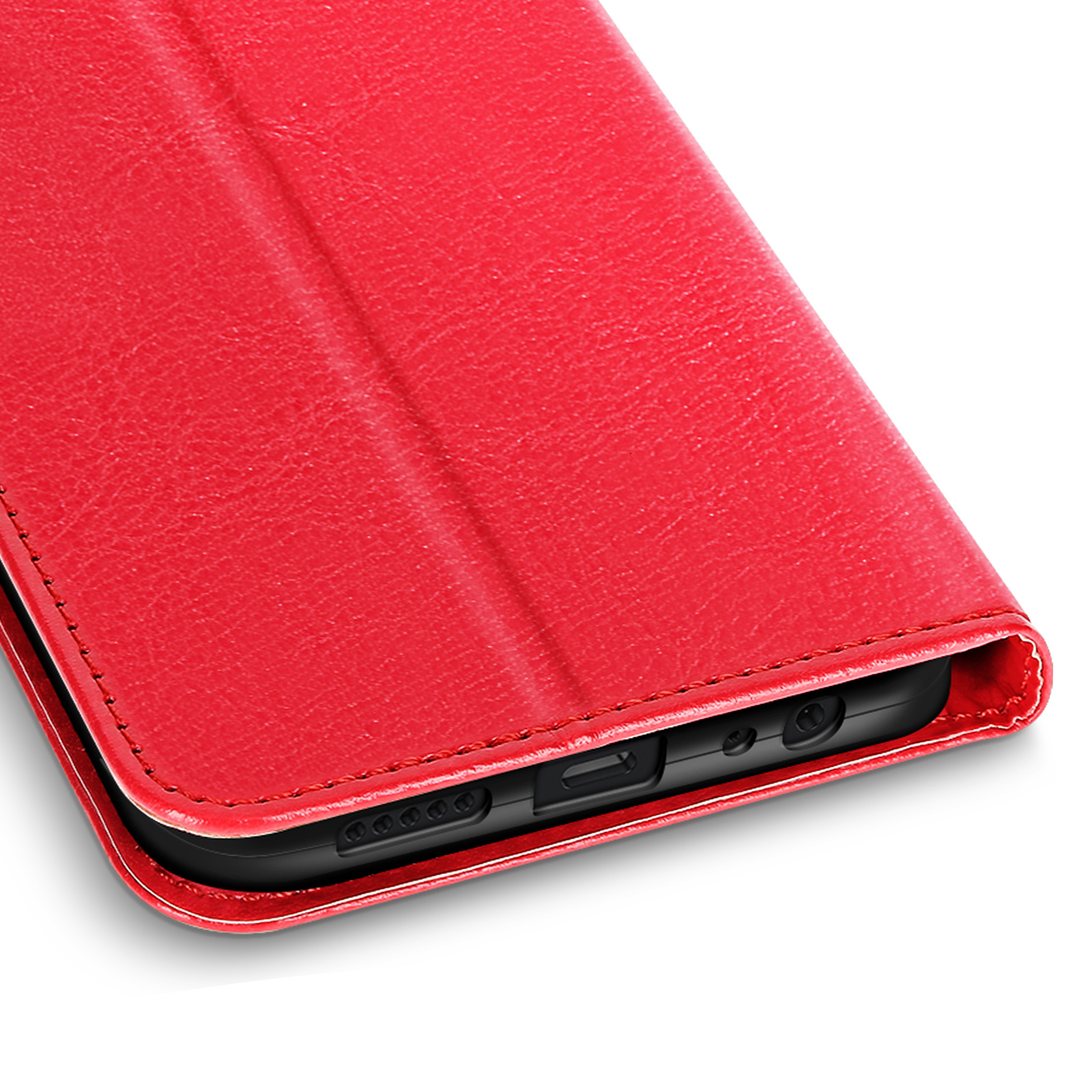 Primo piano di una custodia per telefono in pelle rossa, bordi cuciti, parzialmente aperta, che mostra il bordo e le porte del telefono, su bianco.
