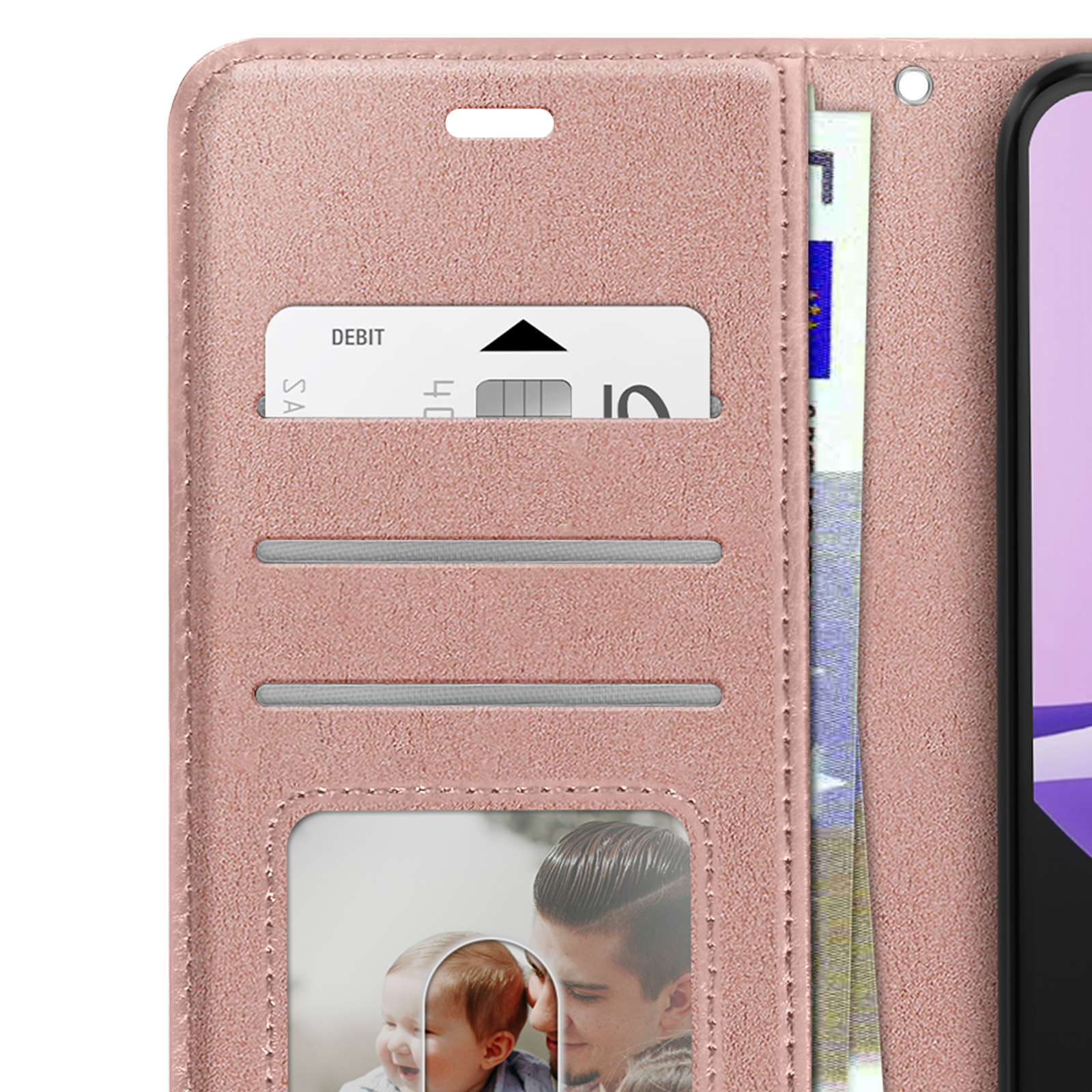 Custodia rosa per telefono con fessure per carte. Sono visibili una carta di debito e una foto di un bambino e un uomo.