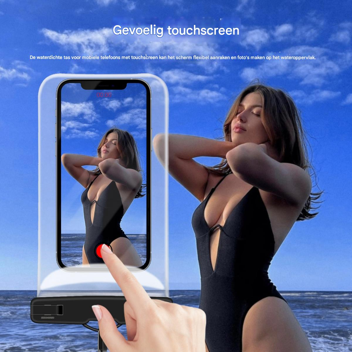 Eine Frau in einem schwarzen Badeanzug posiert am Meer. Ein Telefon zeigt ihr Bild in einer wasserdichten Hülle, ein Finger berührt es.