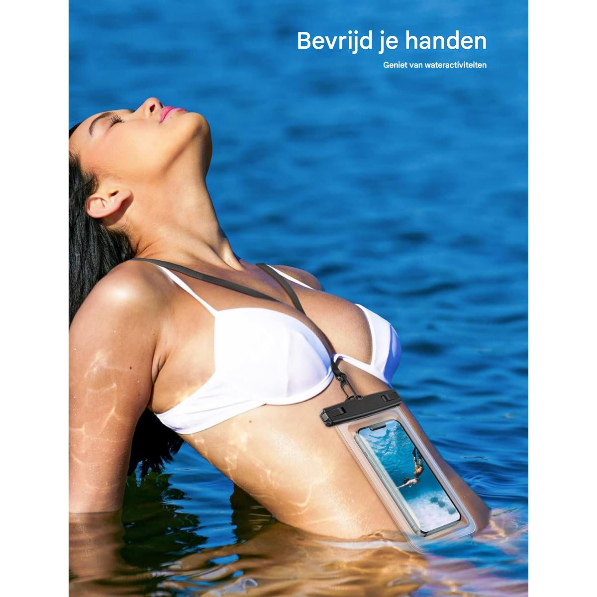 Frau in weißem Bikini im Wasser, hält Telefon in wasserdichter Hülle. Blauer Wasserhintergrund. Text: Befreie deine Hände.