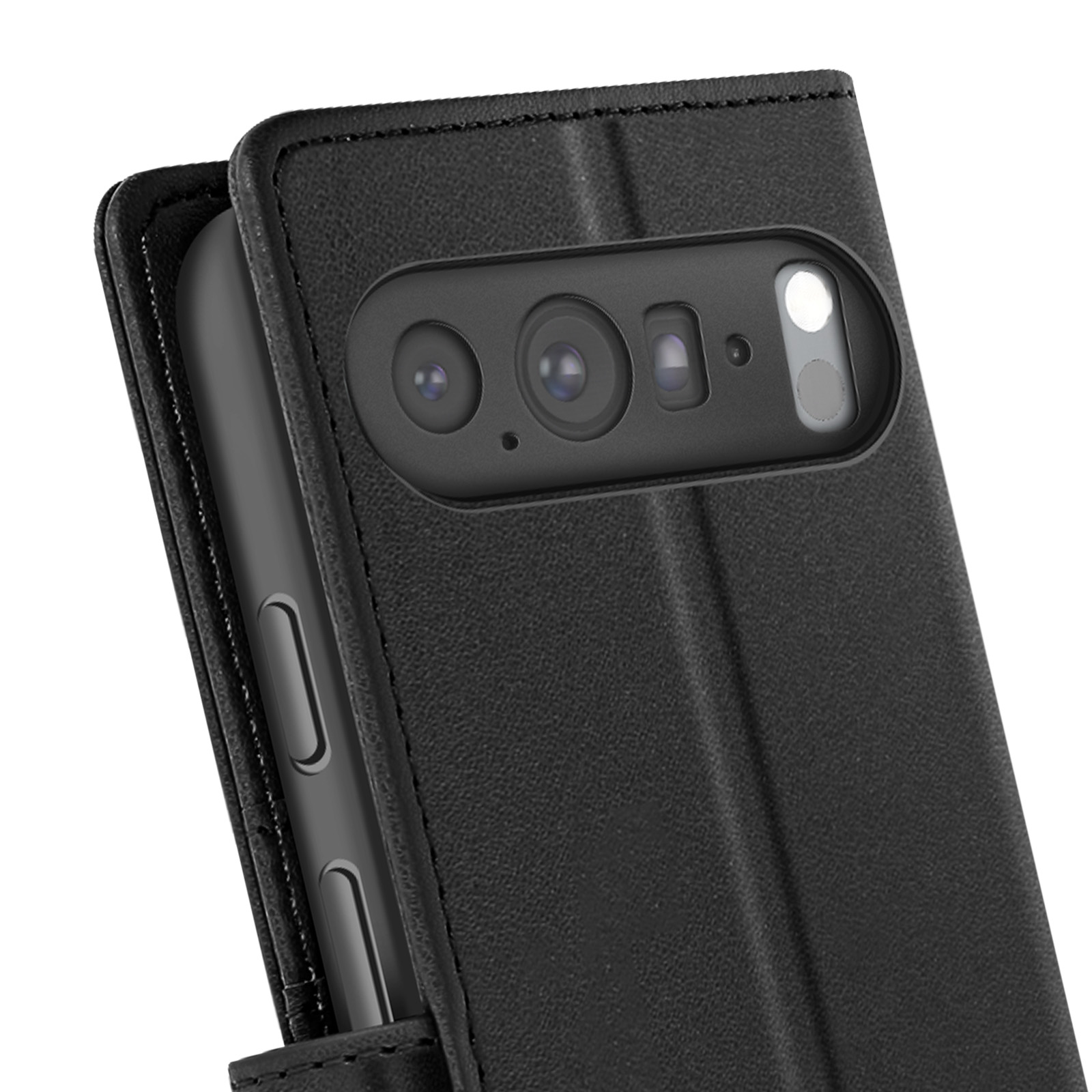 Gros plan d'un téléphone noir dans un étui en cuir noir, montrant les objectifs de l'appareil photo et le flash.