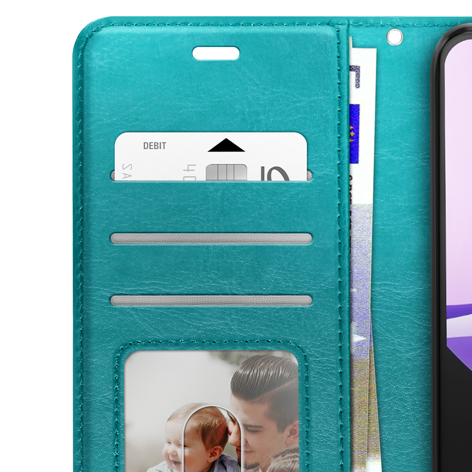Portafoglio turchese con carta di debito e foto. È visibile una banconota in euro. Un telefono a destra.