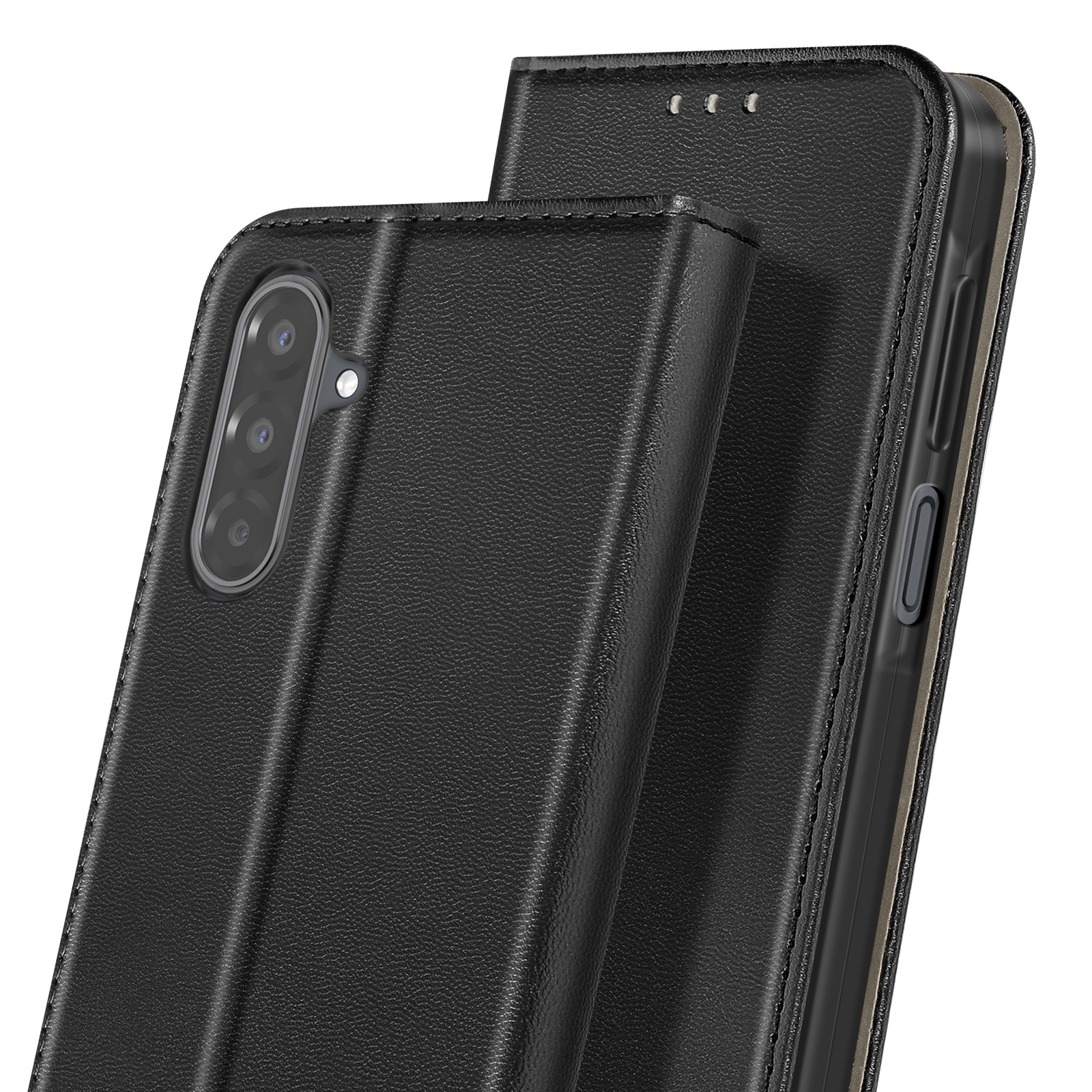 Un étui de téléphone en cuir noir est montré, partiellement ouvert, révélant le module caméra d'un téléphone. Fond blanc.